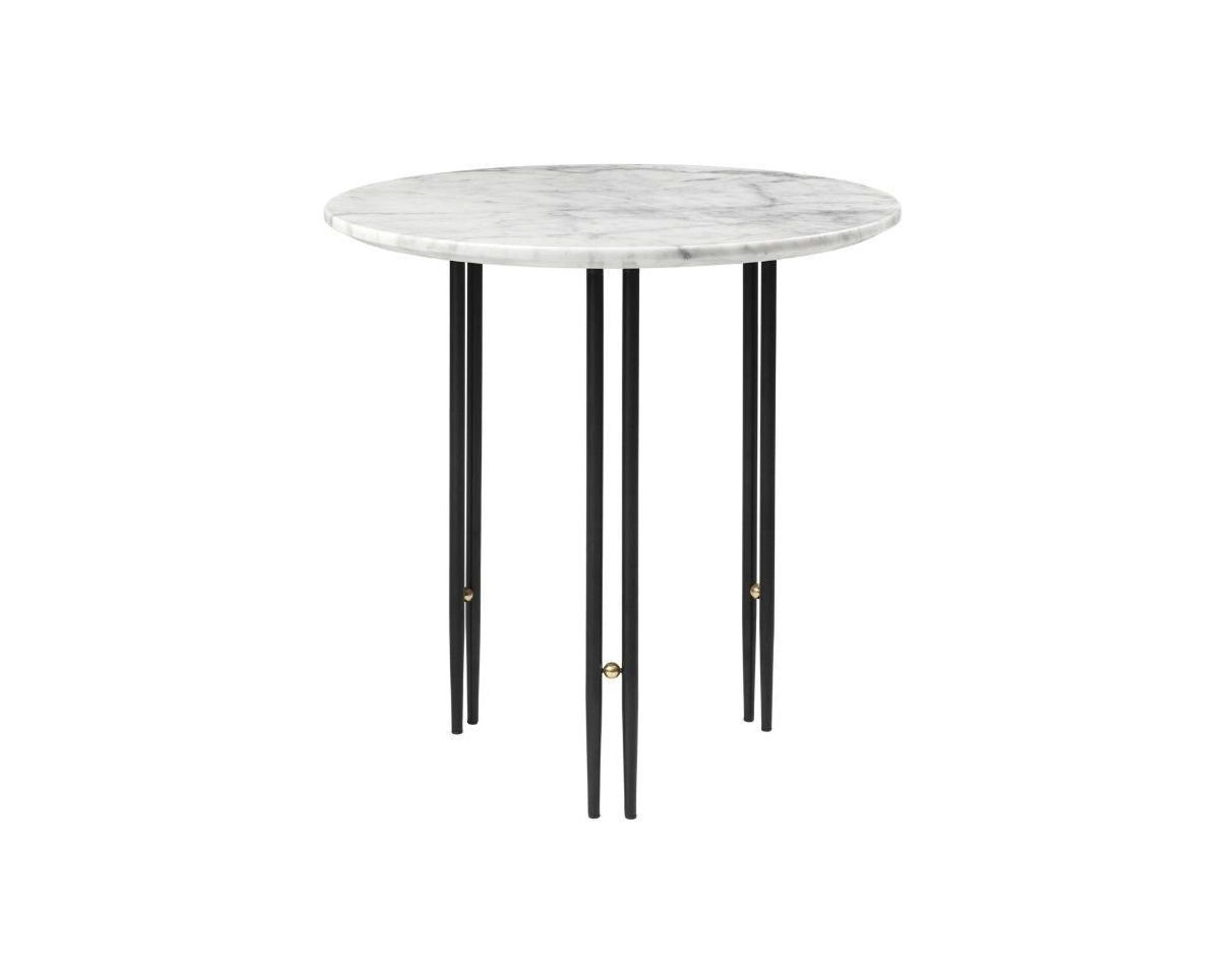 Gubi IOI sidobord &oslash; 50 cm svart / vit carrara marmor