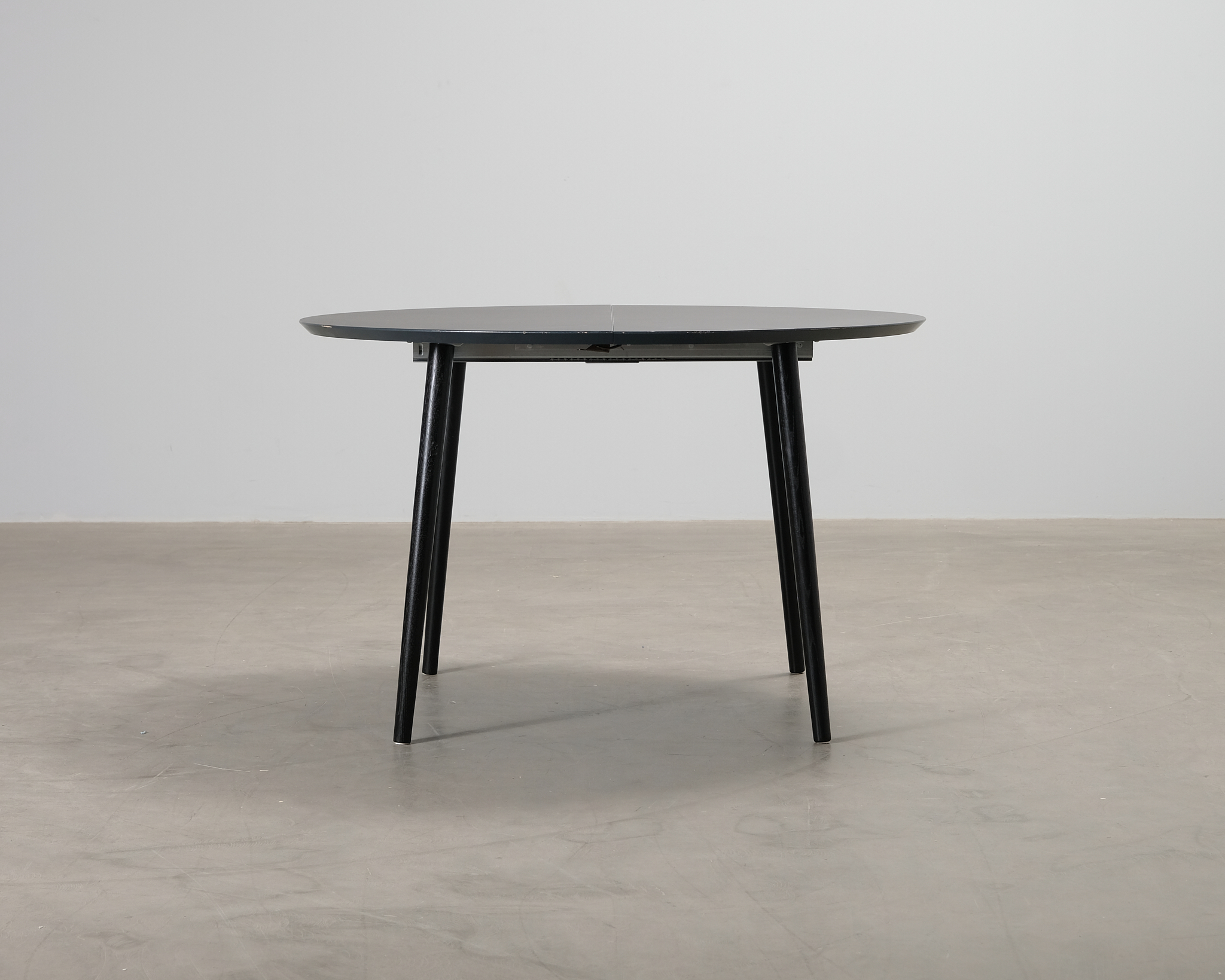 Sofacompany Amelia matbord &oslash; 120 cm m&ouml;rkgr&aring;