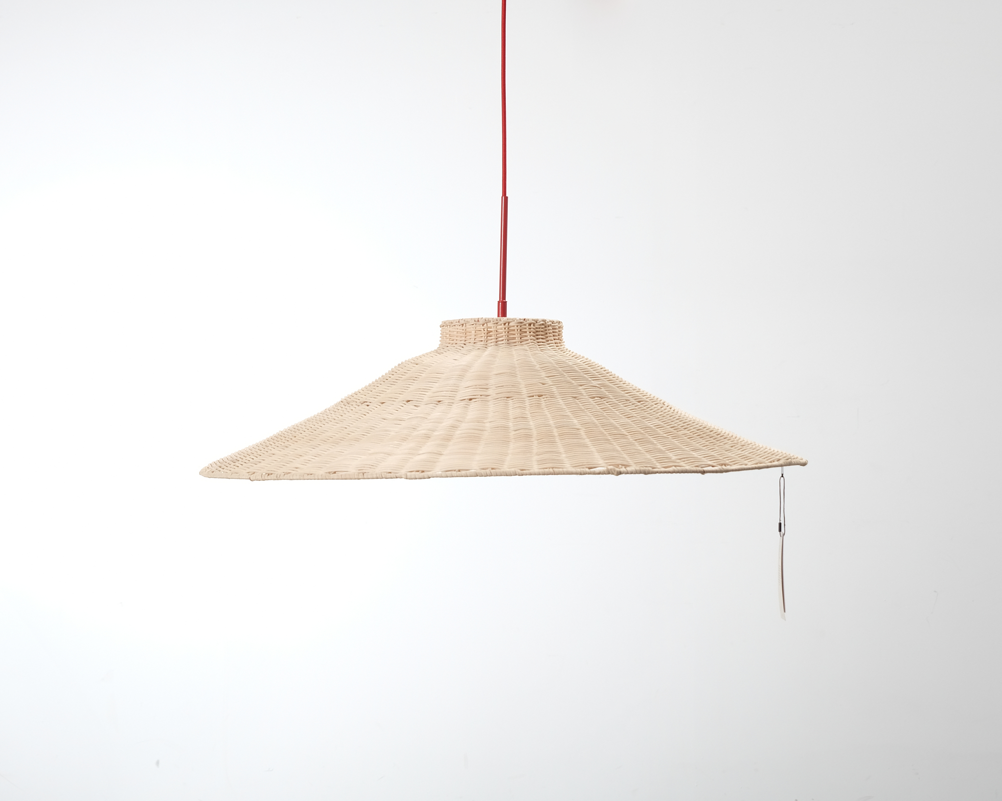 Hübsch Chand Trapeze pendellampa röd / natural