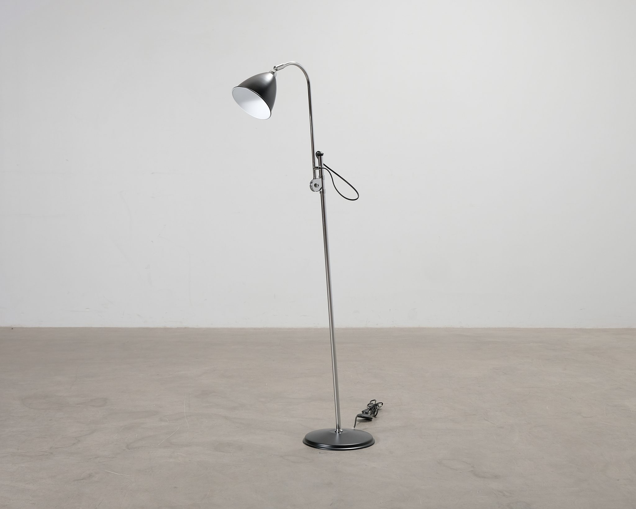 GUBI Bestlite BL3S golvlampa svart / krom
