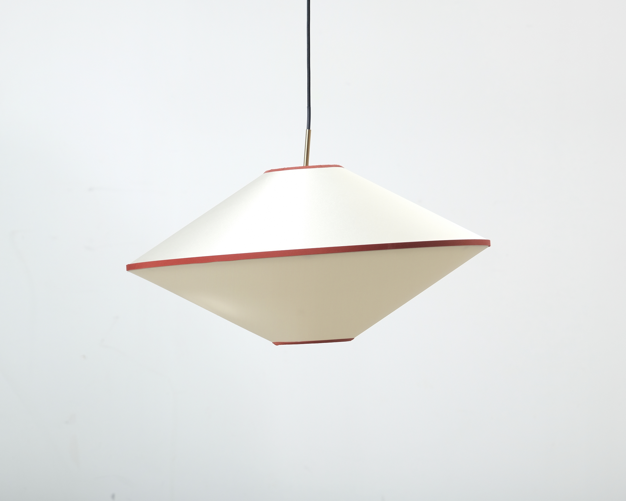 Edgeform Tafta pendellampa ø 65 cm röd / naturvit