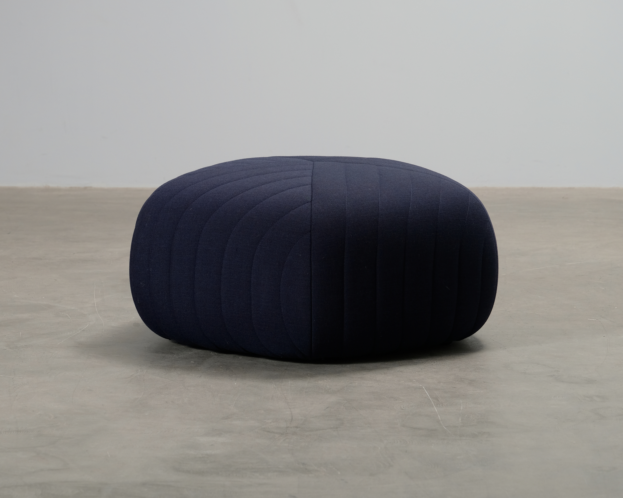 Muuto Five fotpall m&ouml;rkbl&aring;