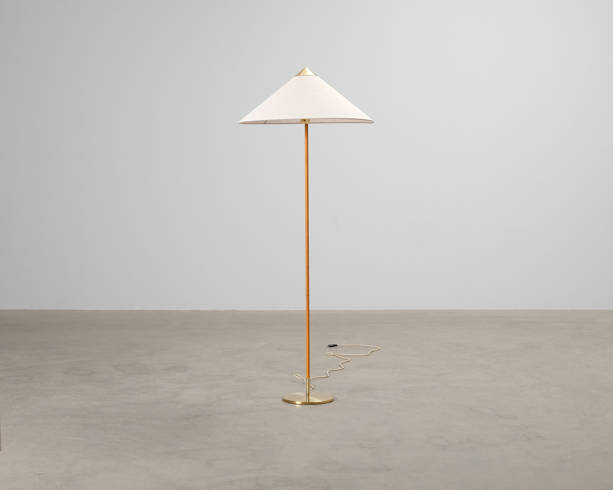 GUBI Tynell 9602 golvlampa canvas / mässing