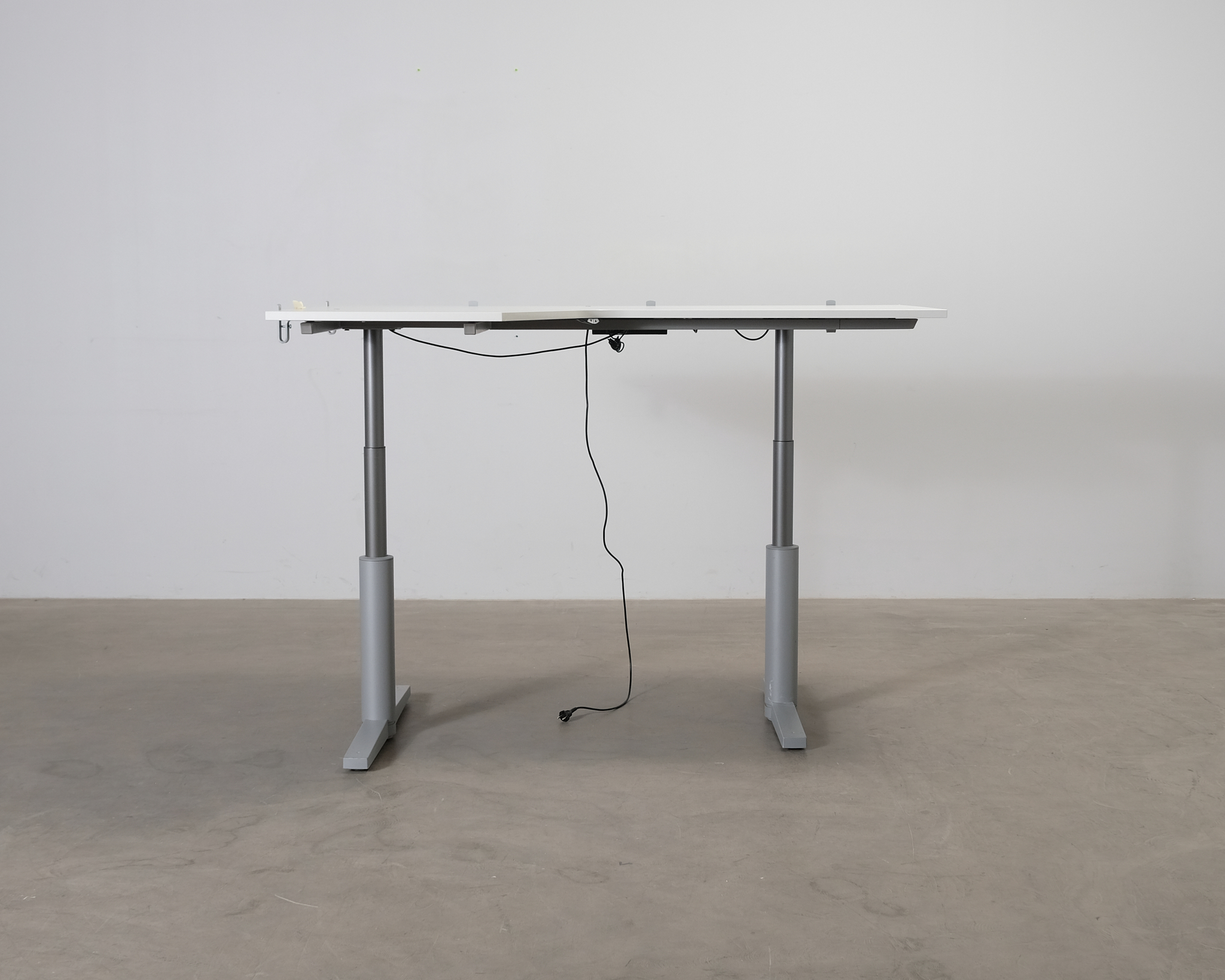 Elektriskt höj- och sänkbart skrivbord grå / vit