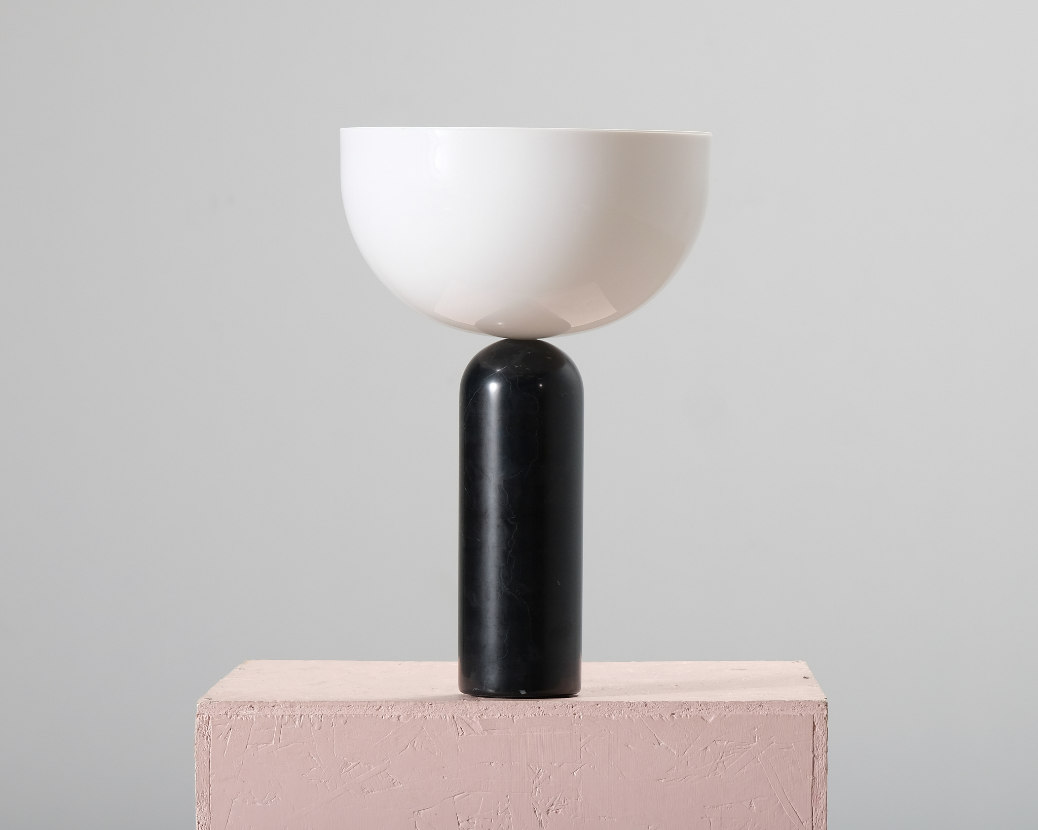 New Works Kizu Large bordslampa svart marmor