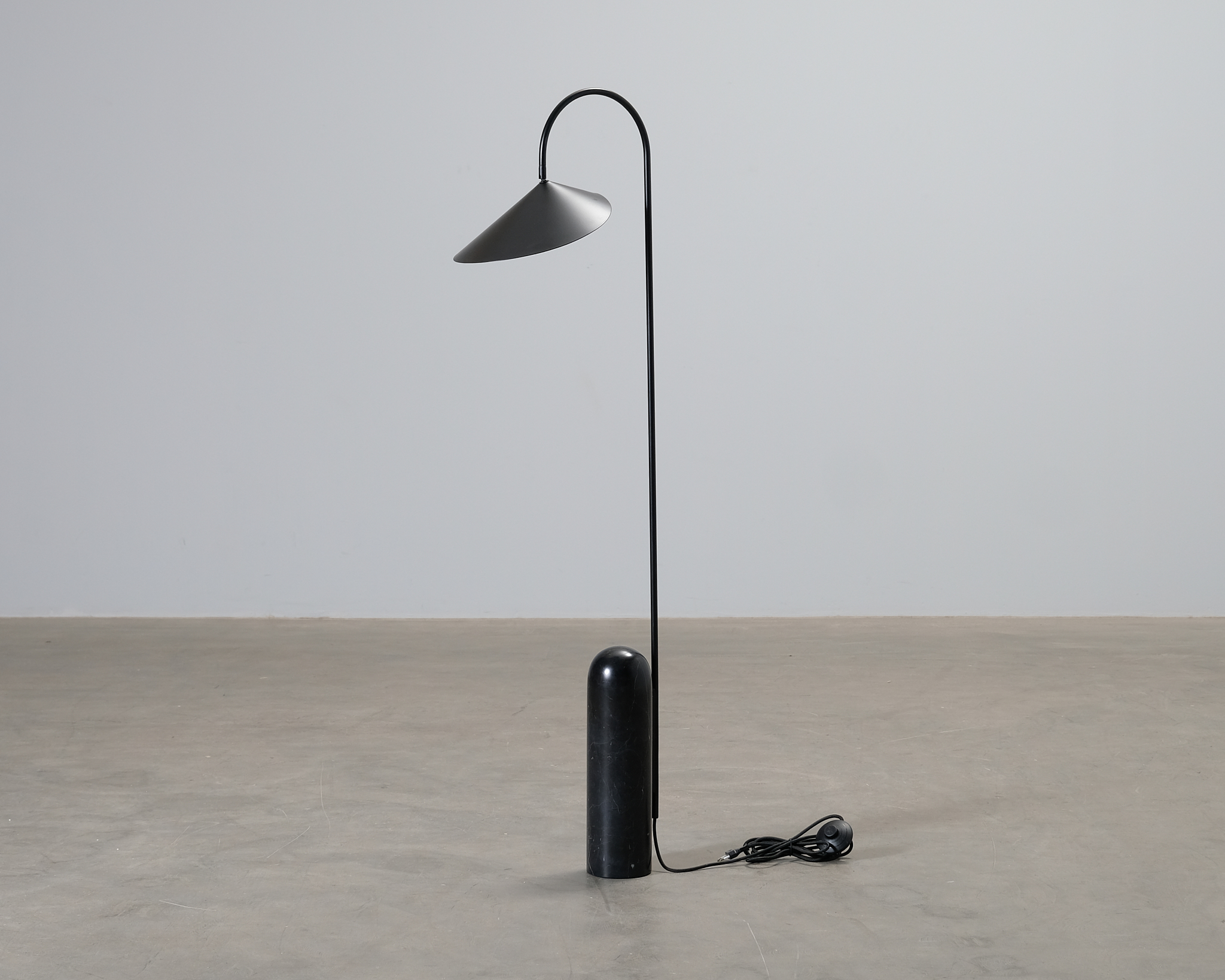 Ferm Living Arum golvlampa svart