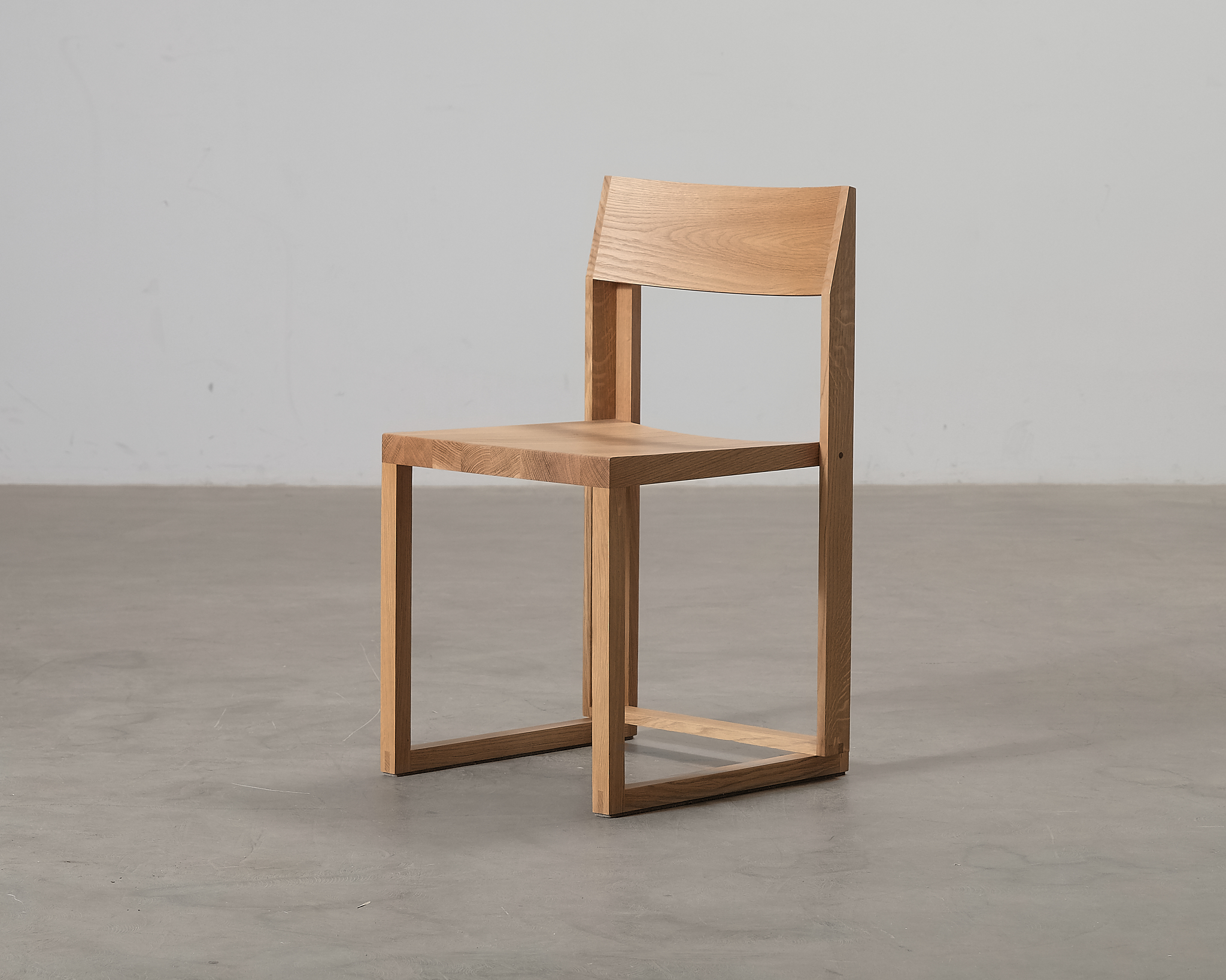 Kristina Dam Studio Outline tuoli tammi