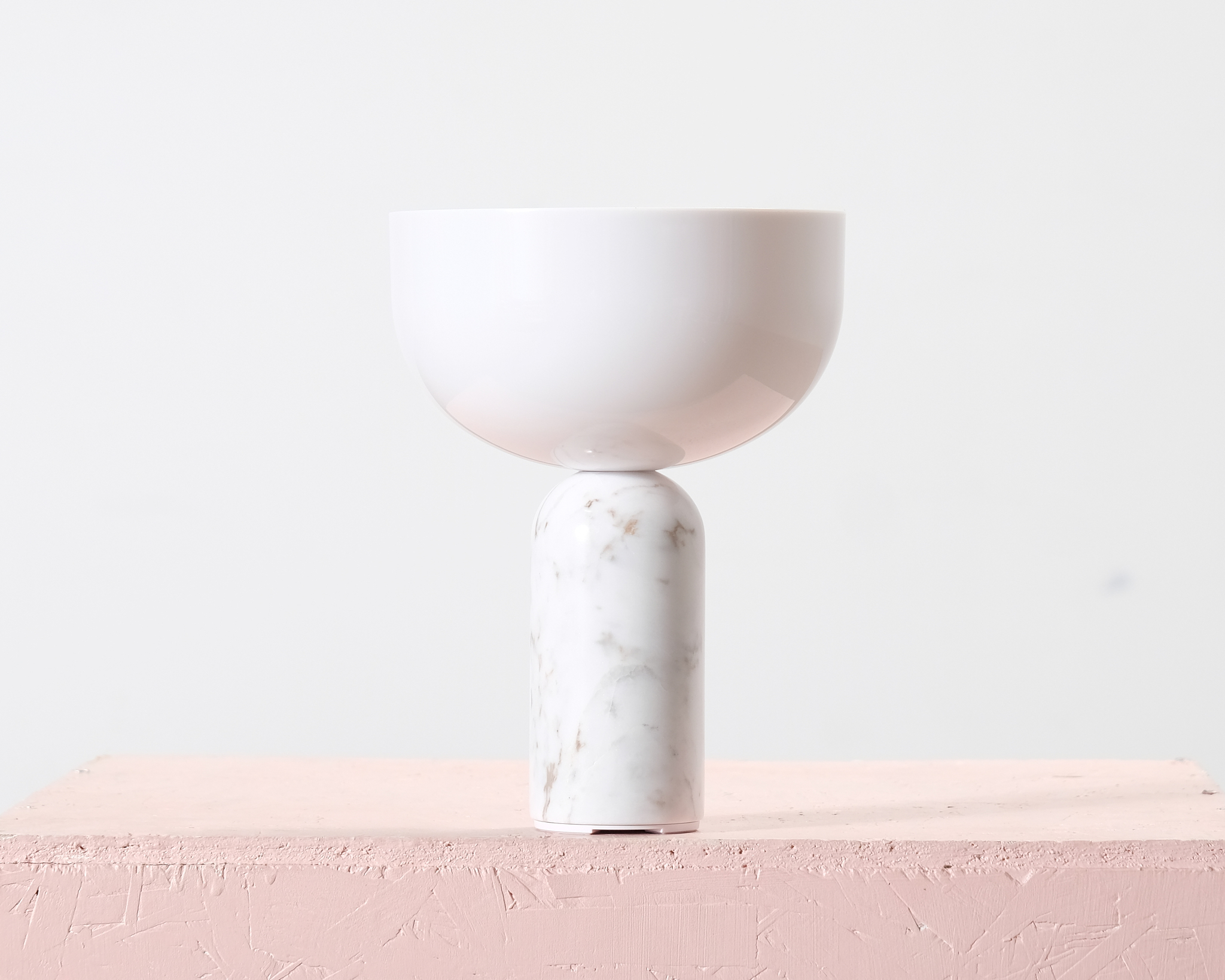 New Works Kizu bärbar bordslampa vit marmor