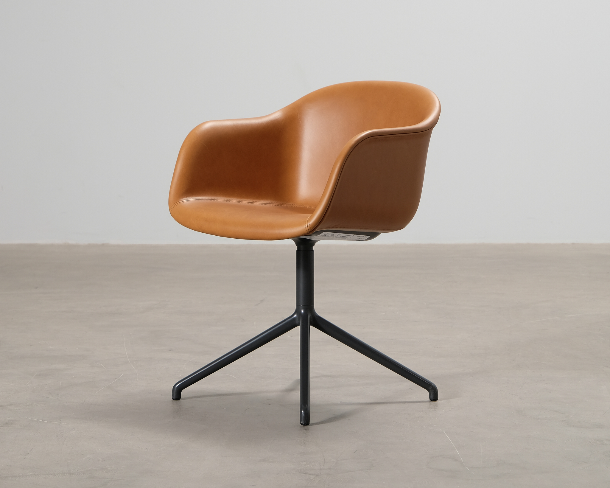 Muuto Fiber matstol skinn cognac / svart