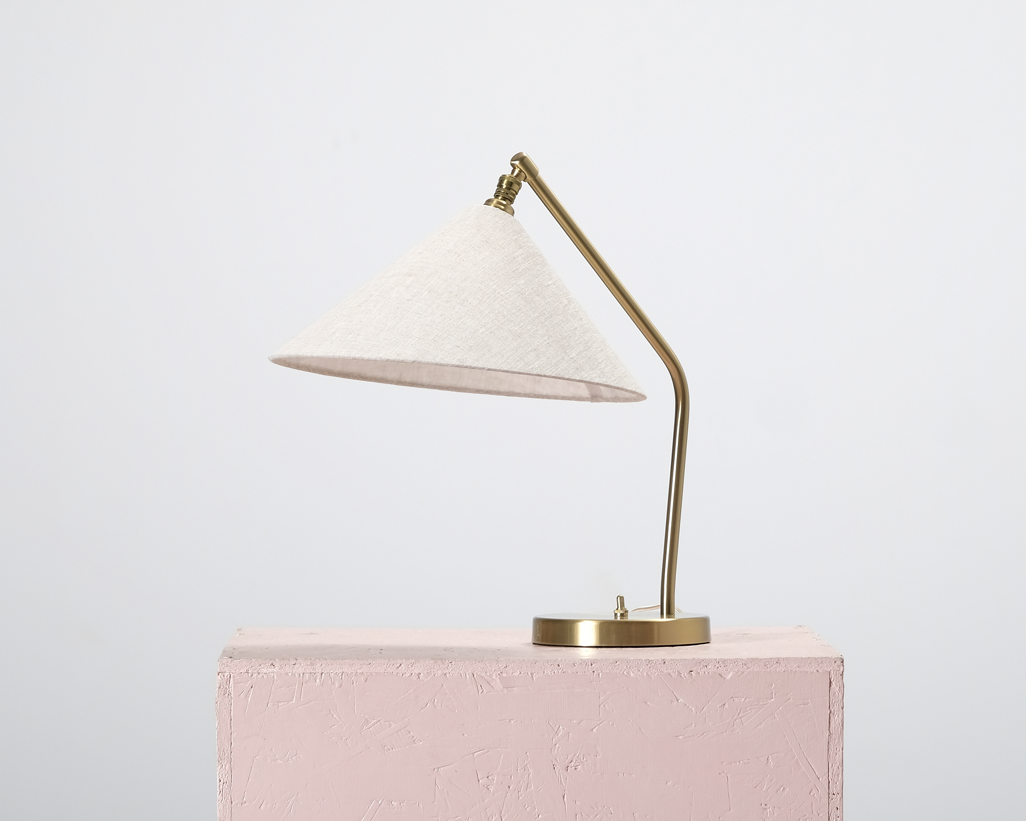 GUBI Grässhoppa bordslampa mässing / canvas