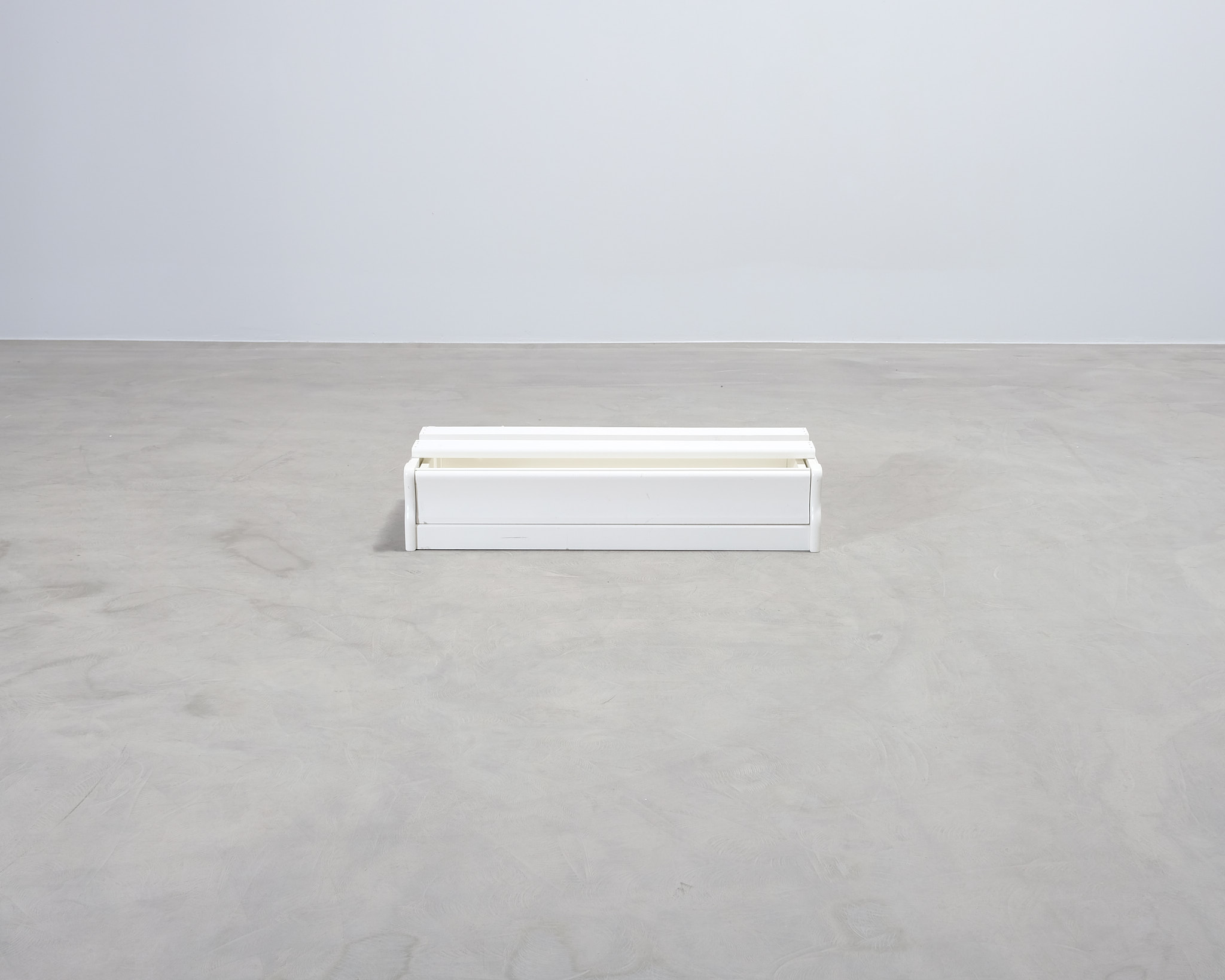 Boknäs golvsockel för pärmvitrin vit