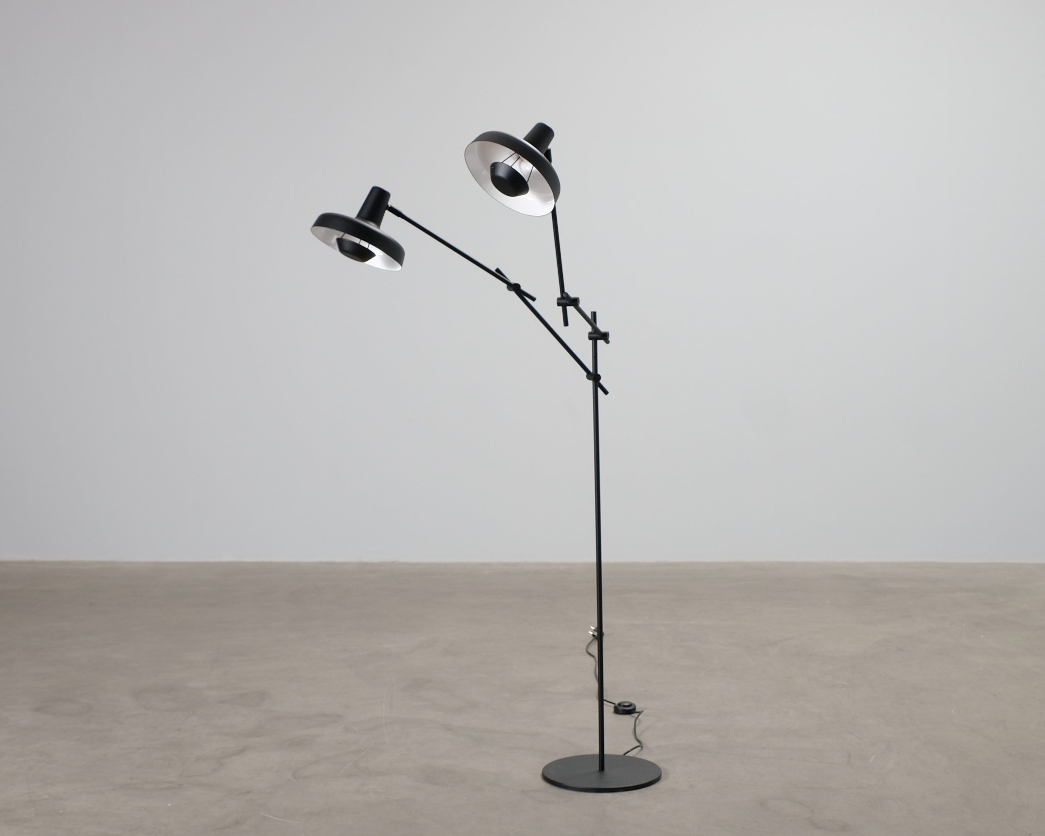 Grupa Arigato golvlampa svart