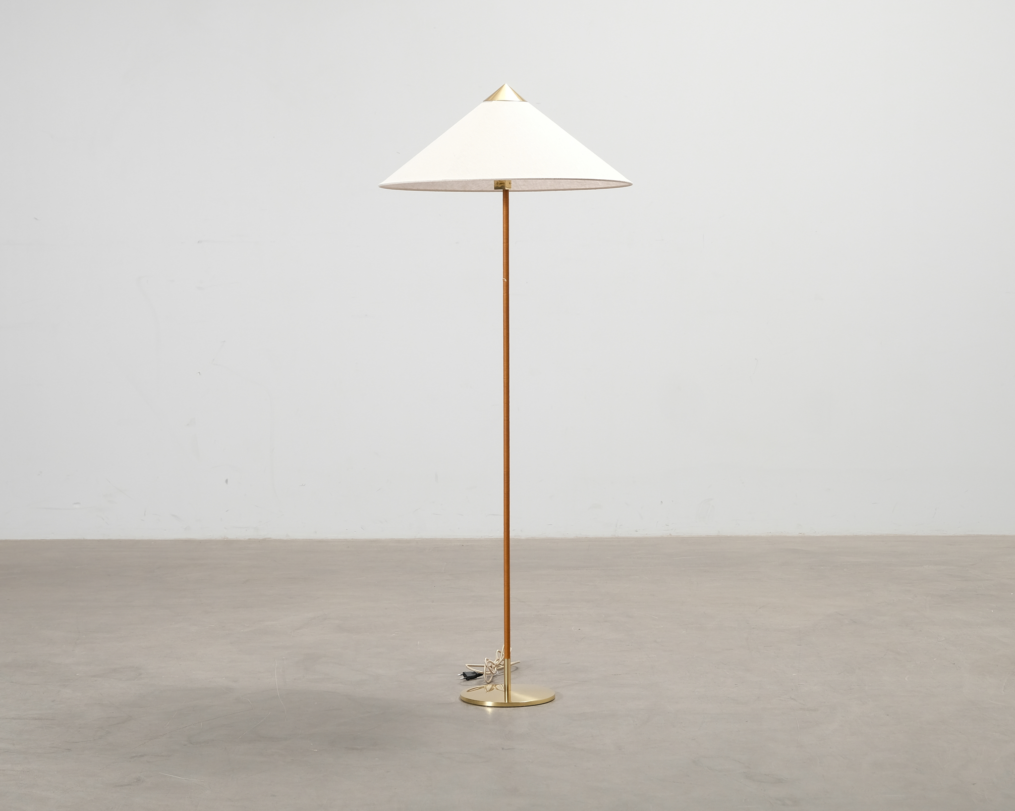 GUBI Tynell 9602 golvlampa canvas / mässing