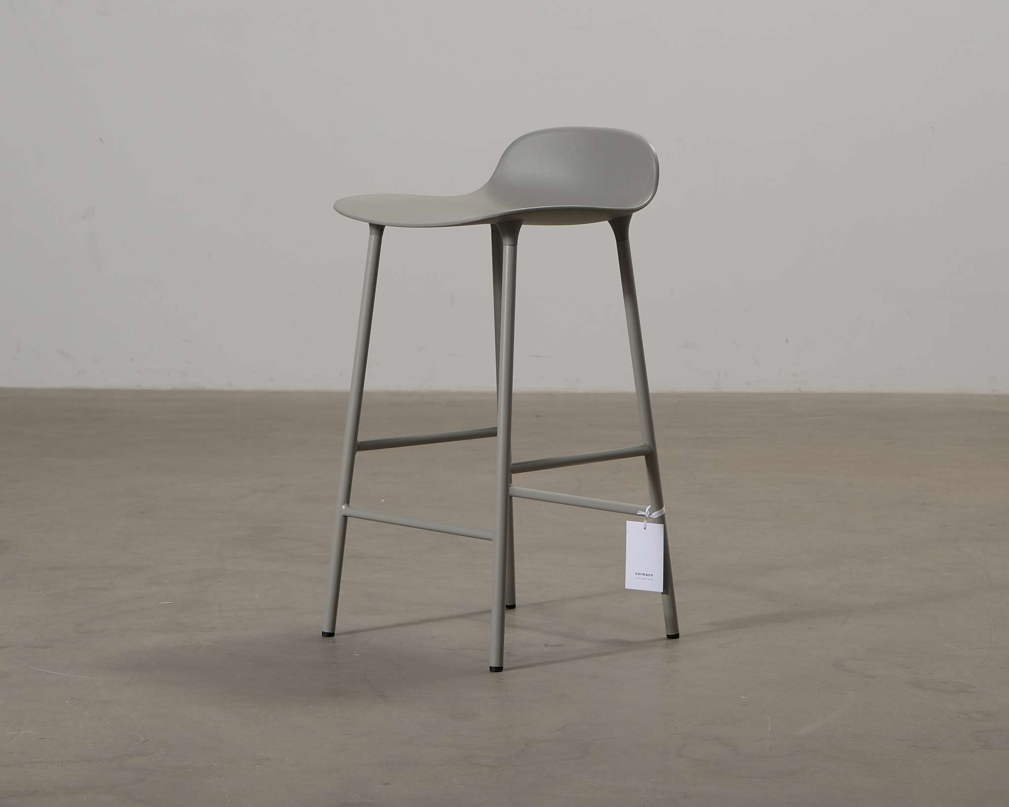 Normann Copenhagen Form barstol grå 65 cm