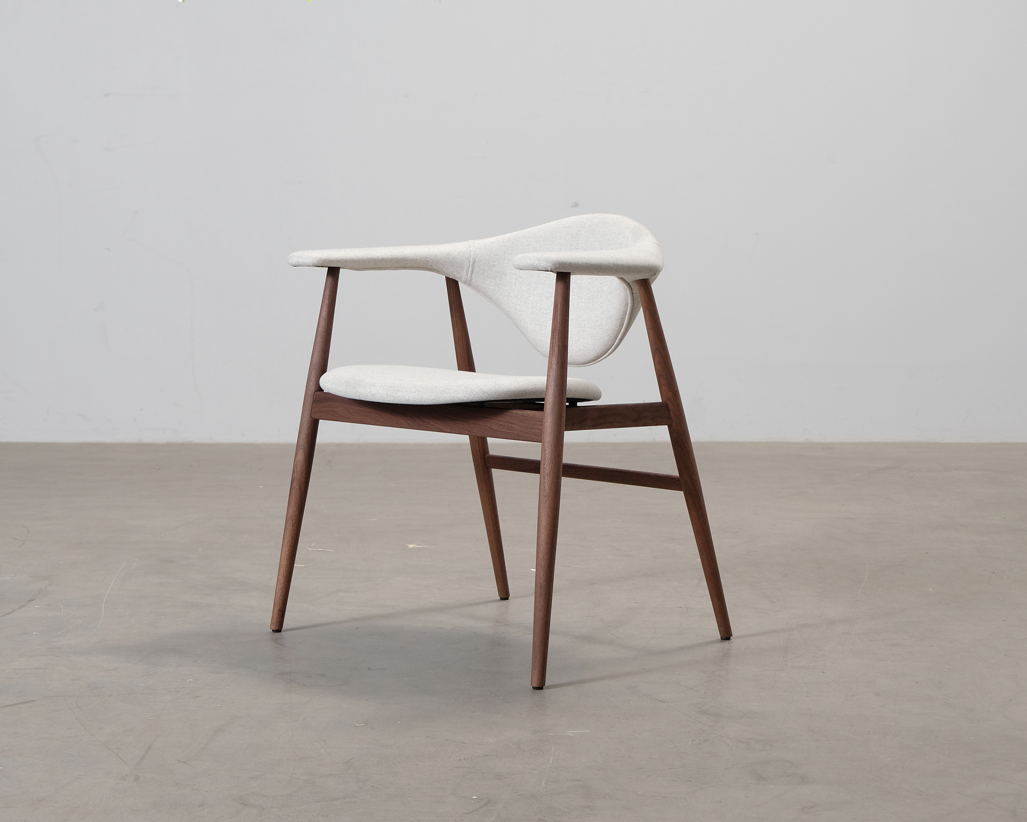 Gubi Masculo ruokapöydän tuoli pähkinä