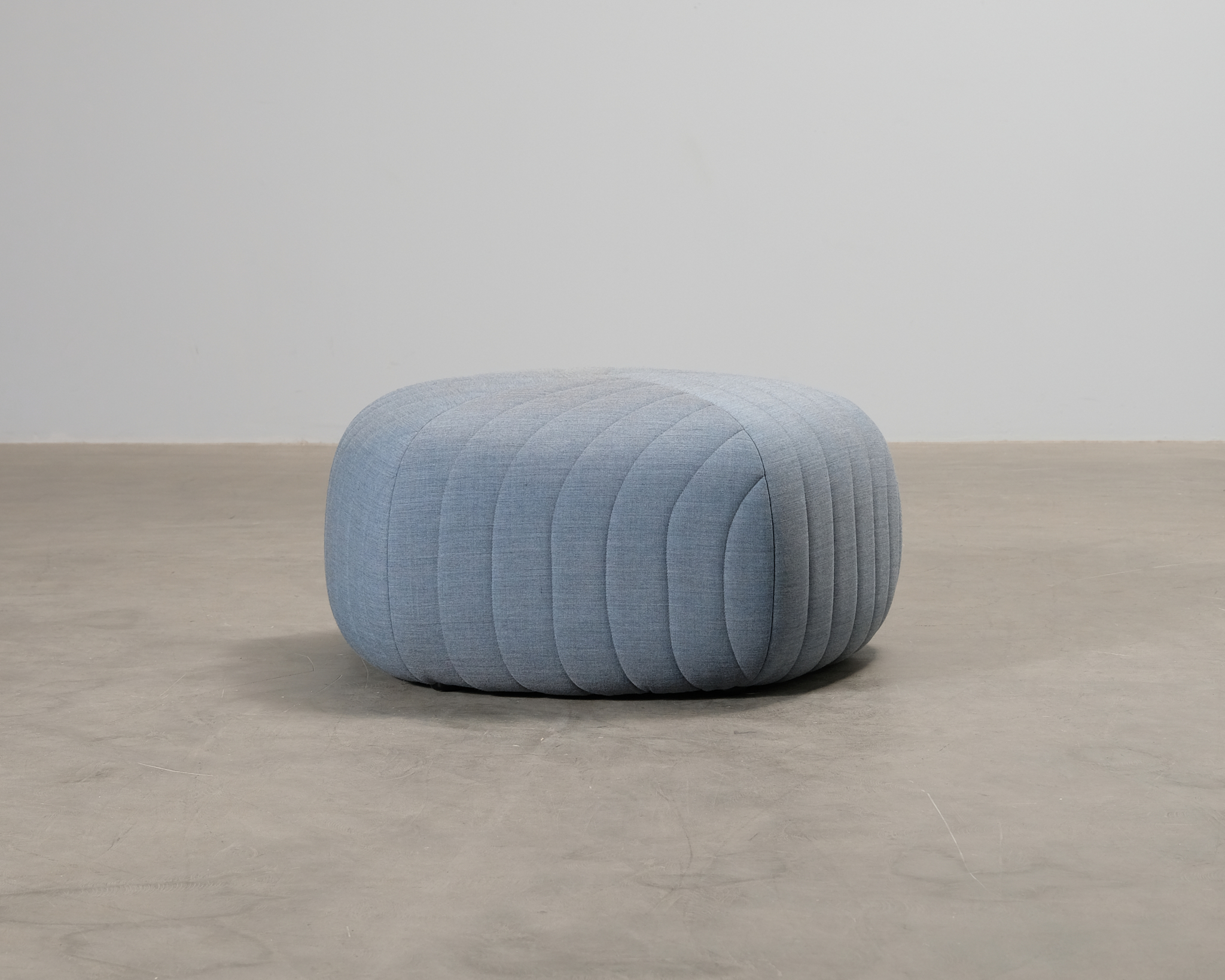 Muuto Five puff ljusbl&aring;
