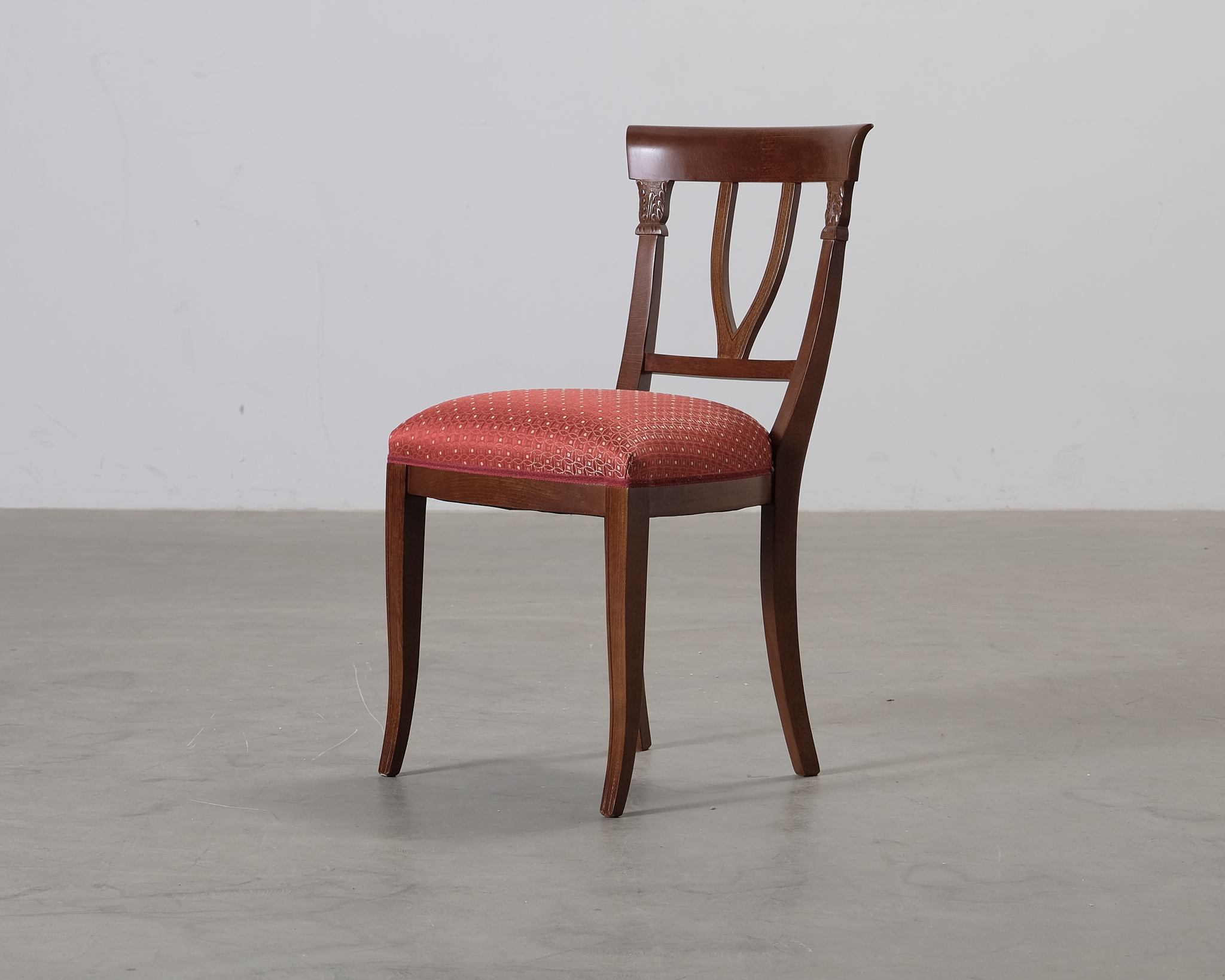 Puinen ruokatuoli punaisella kangasverhoilulla