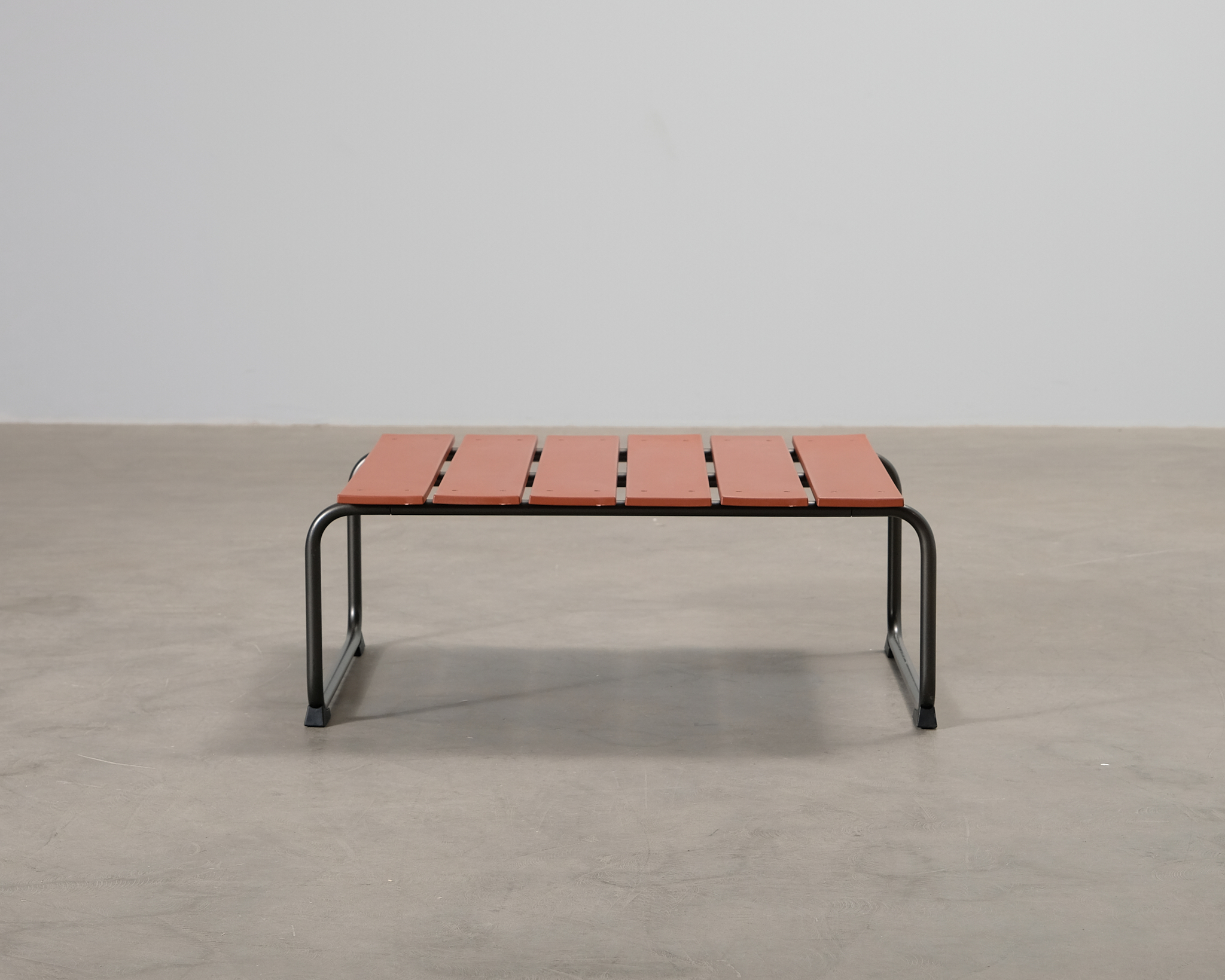 Mater Ocean lounge bord Burnt Red