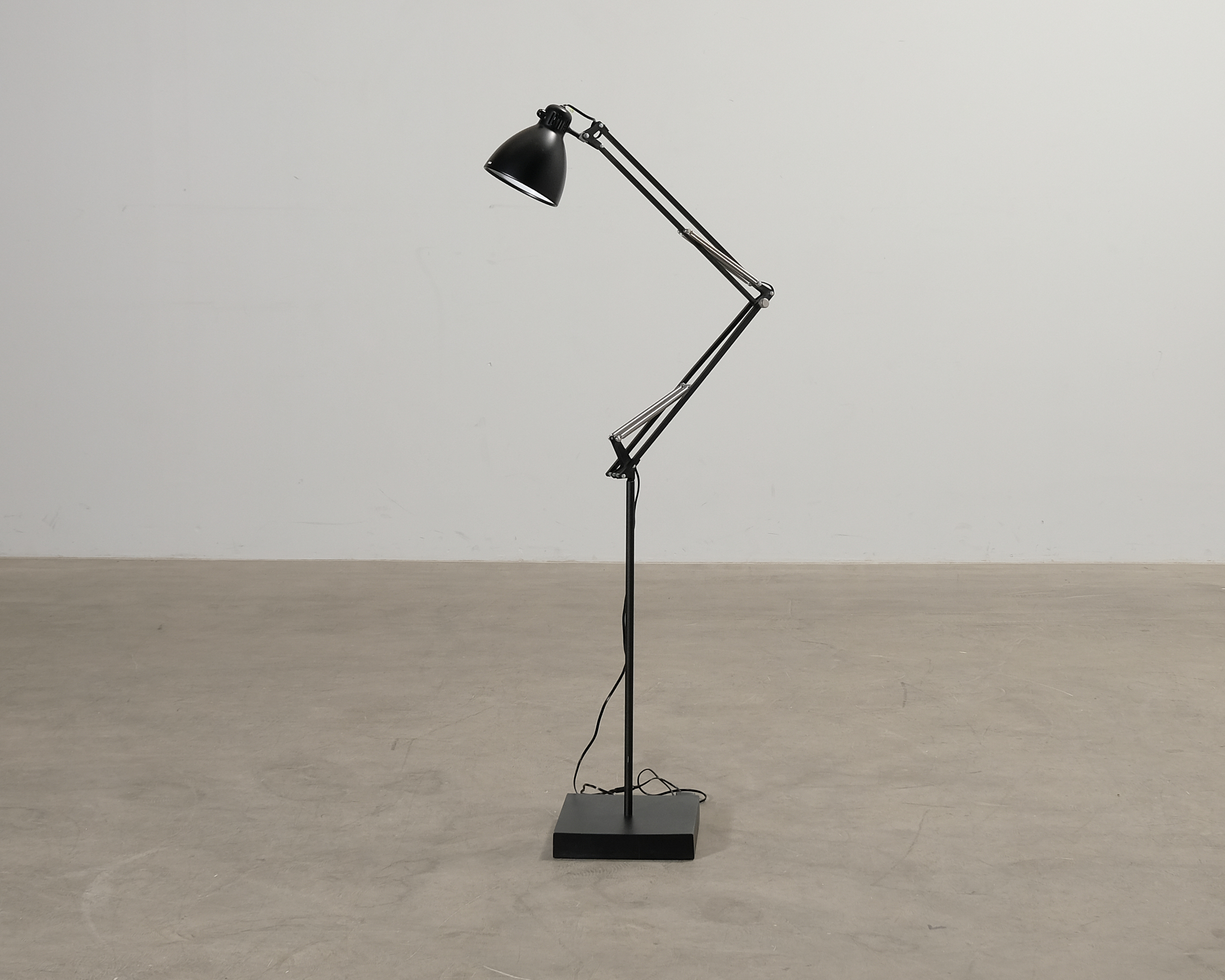 Luxo L1 golvlampa svart