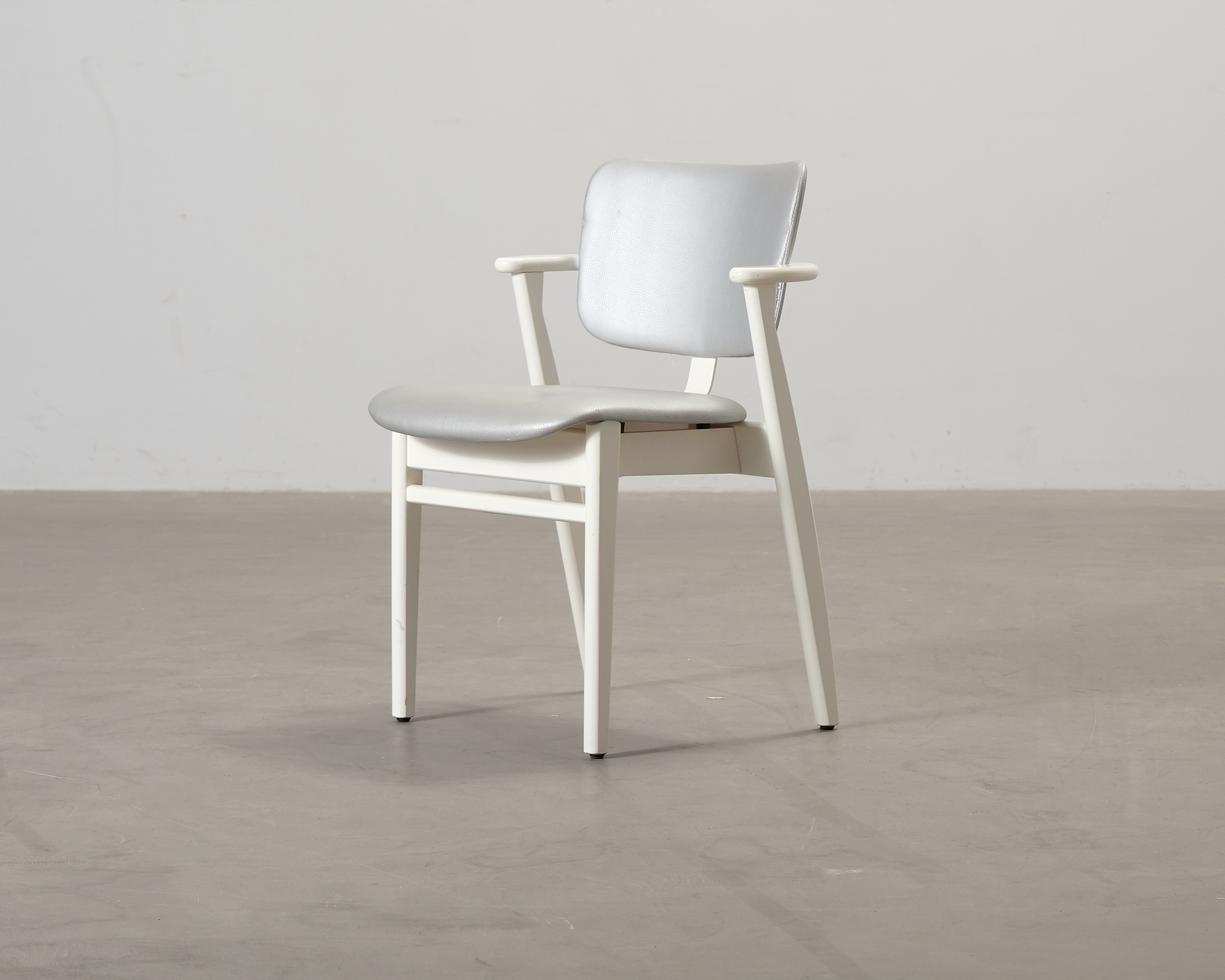 Artek Domus tuoli valkoinen / hopea