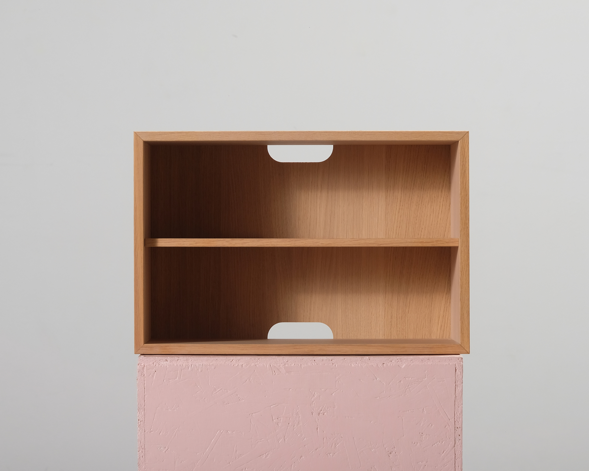 Vägghylla i trä