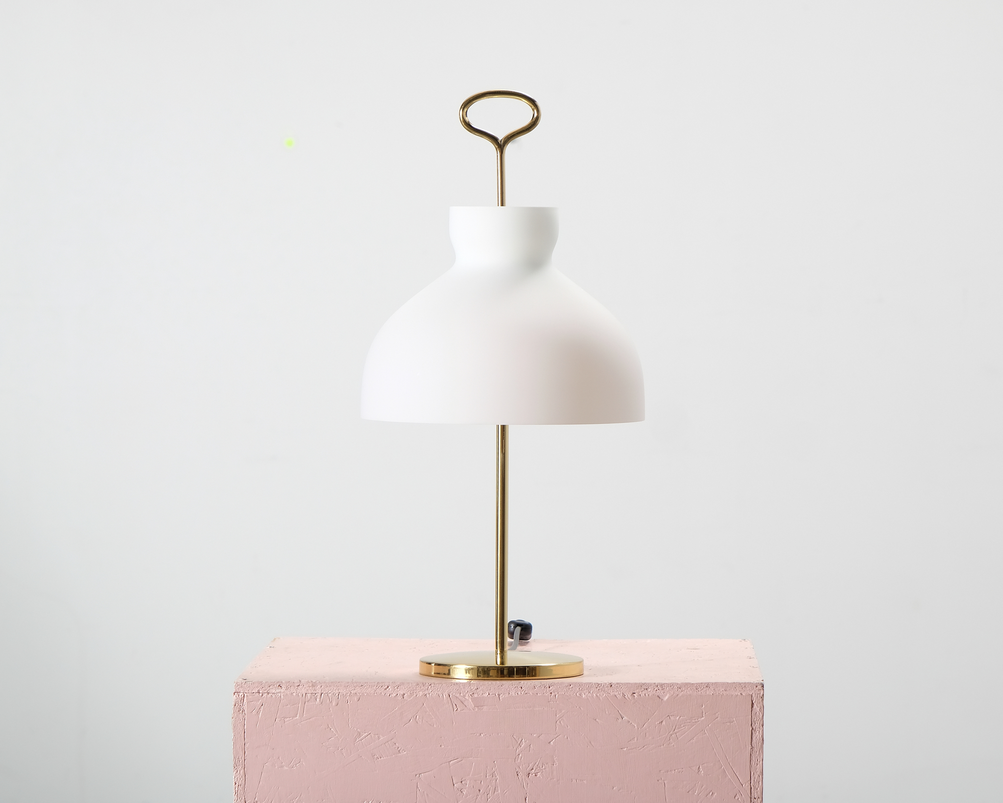 TATO Arenzano bordslampa vit / m&auml;ssing
