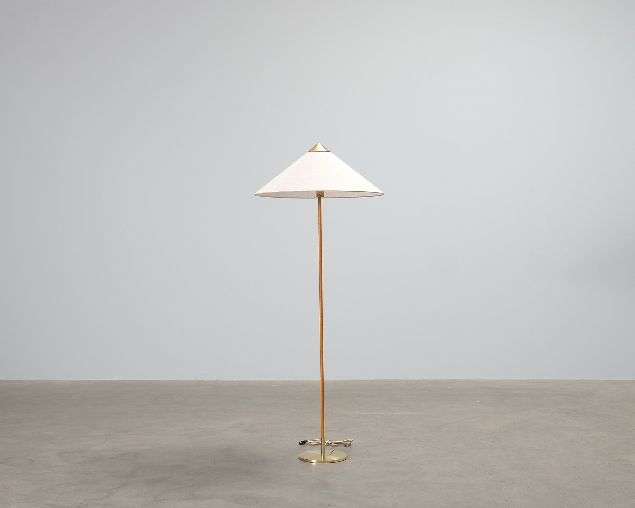GUBI Tynell 9602 golvlampa canvas / mässing