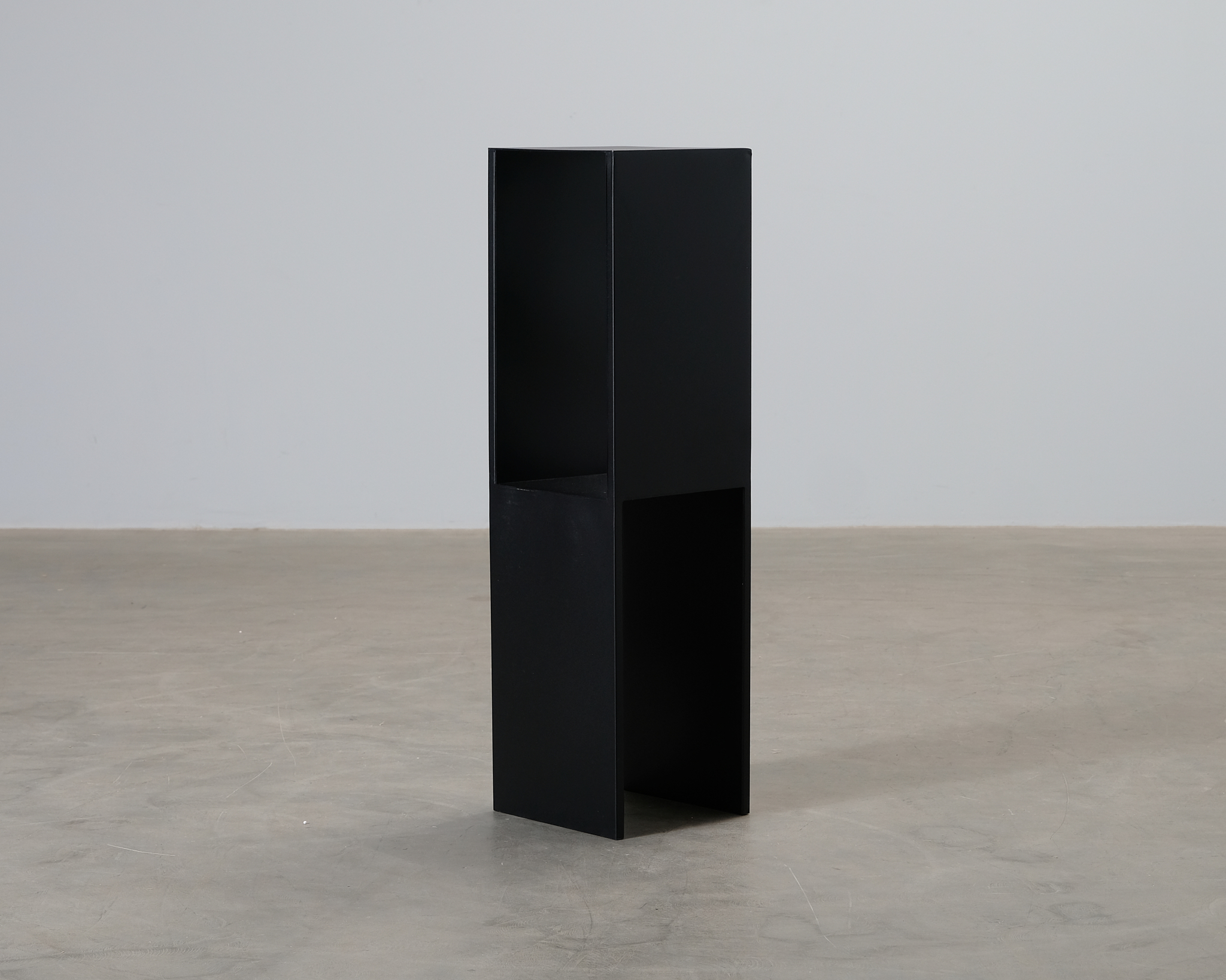Kristina Dam Studio Pedestal sidobord svart