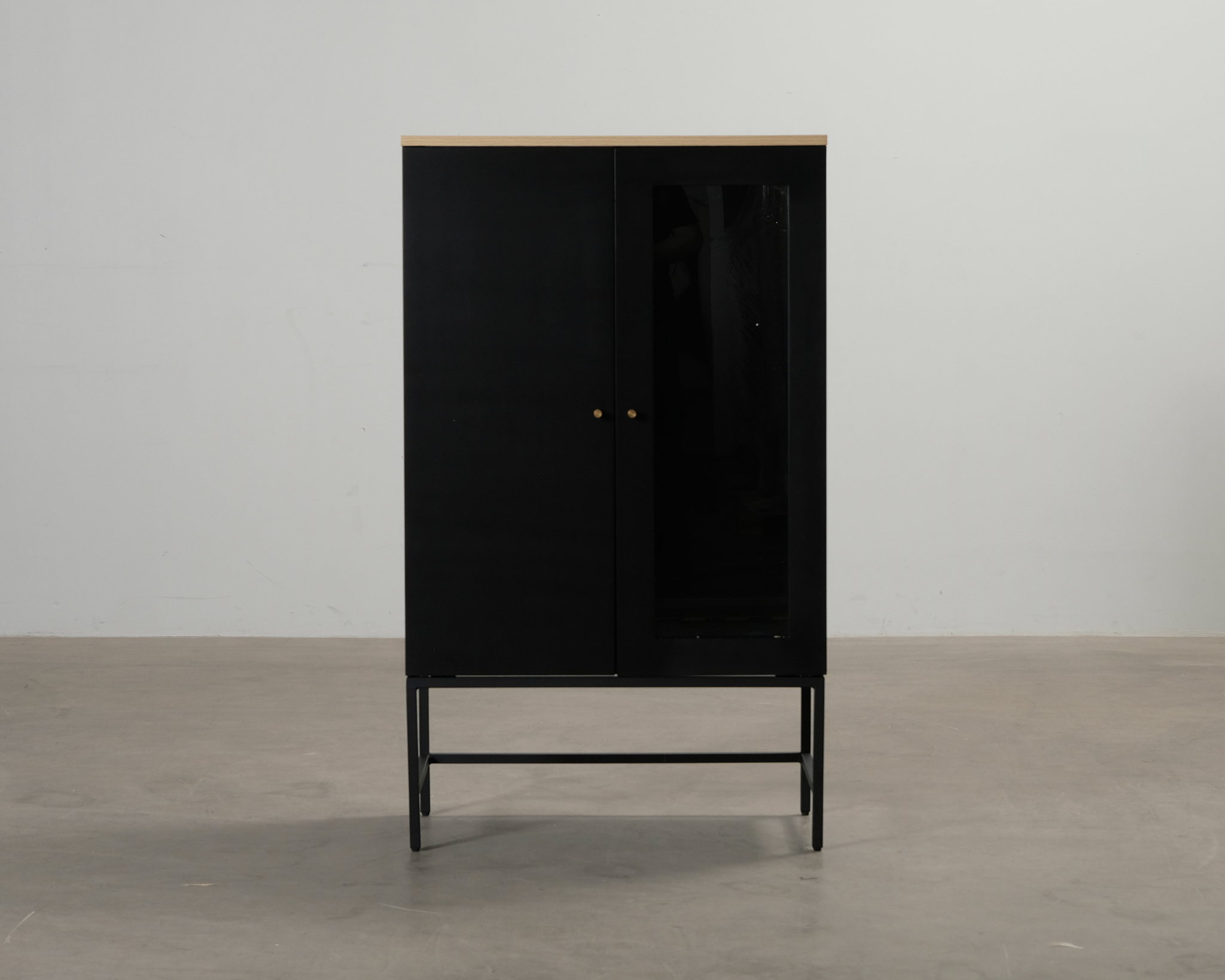 FeelDesign Soft vitriinikaappi musta