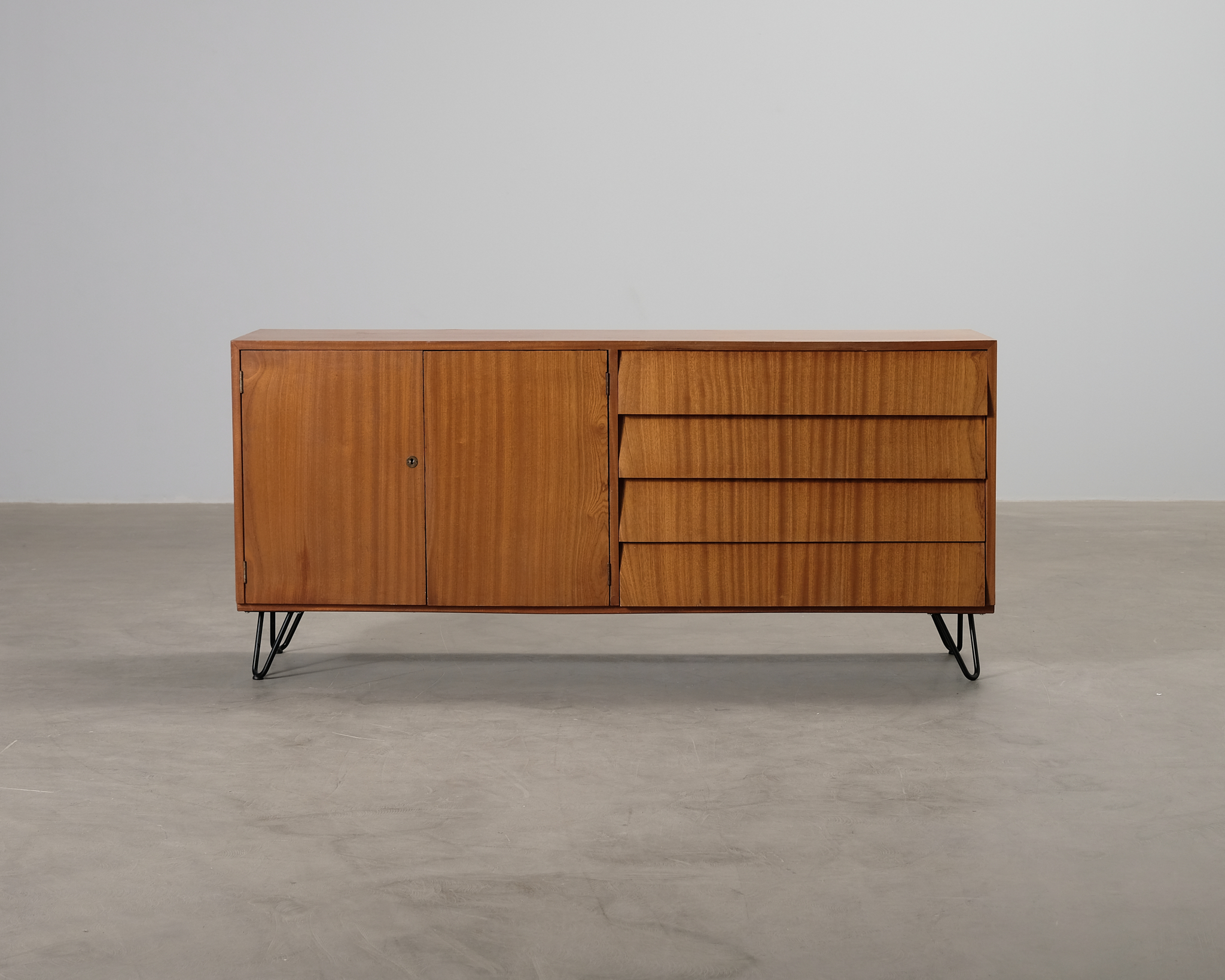 Vintage sideboard i teak med metallben