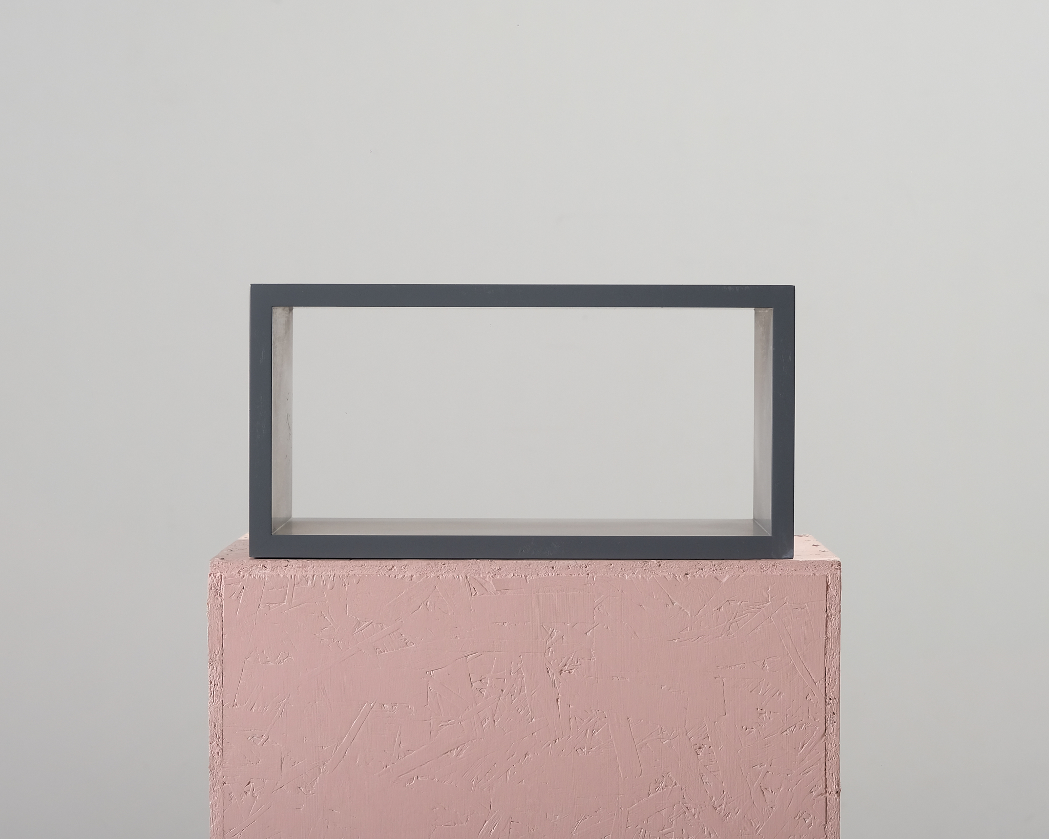 Vägghylla i trä mörkgrå