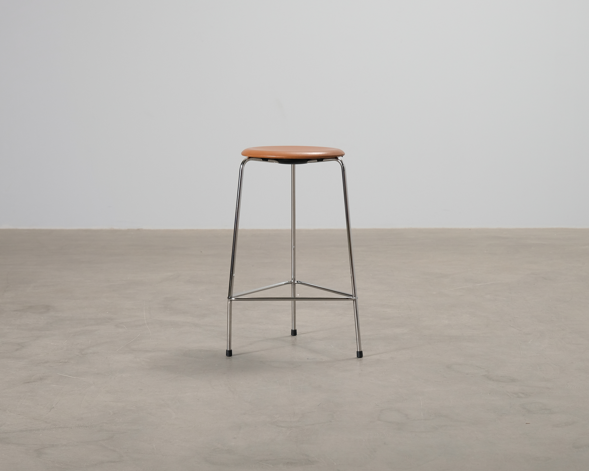 Fritz Hansen High Dot barstol krom / brunt l&auml;der