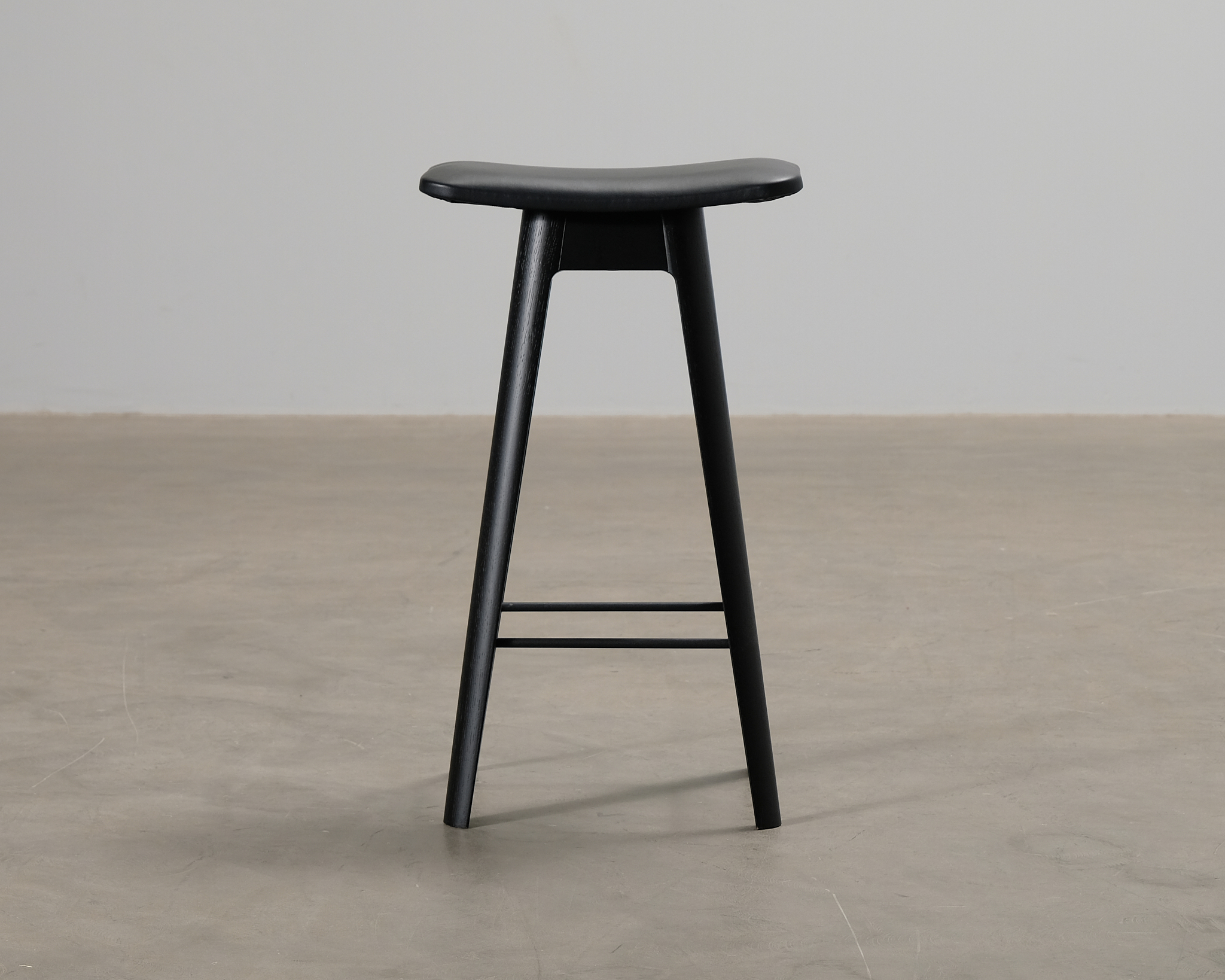 Andersen Furniture HC1 baarituoli musta