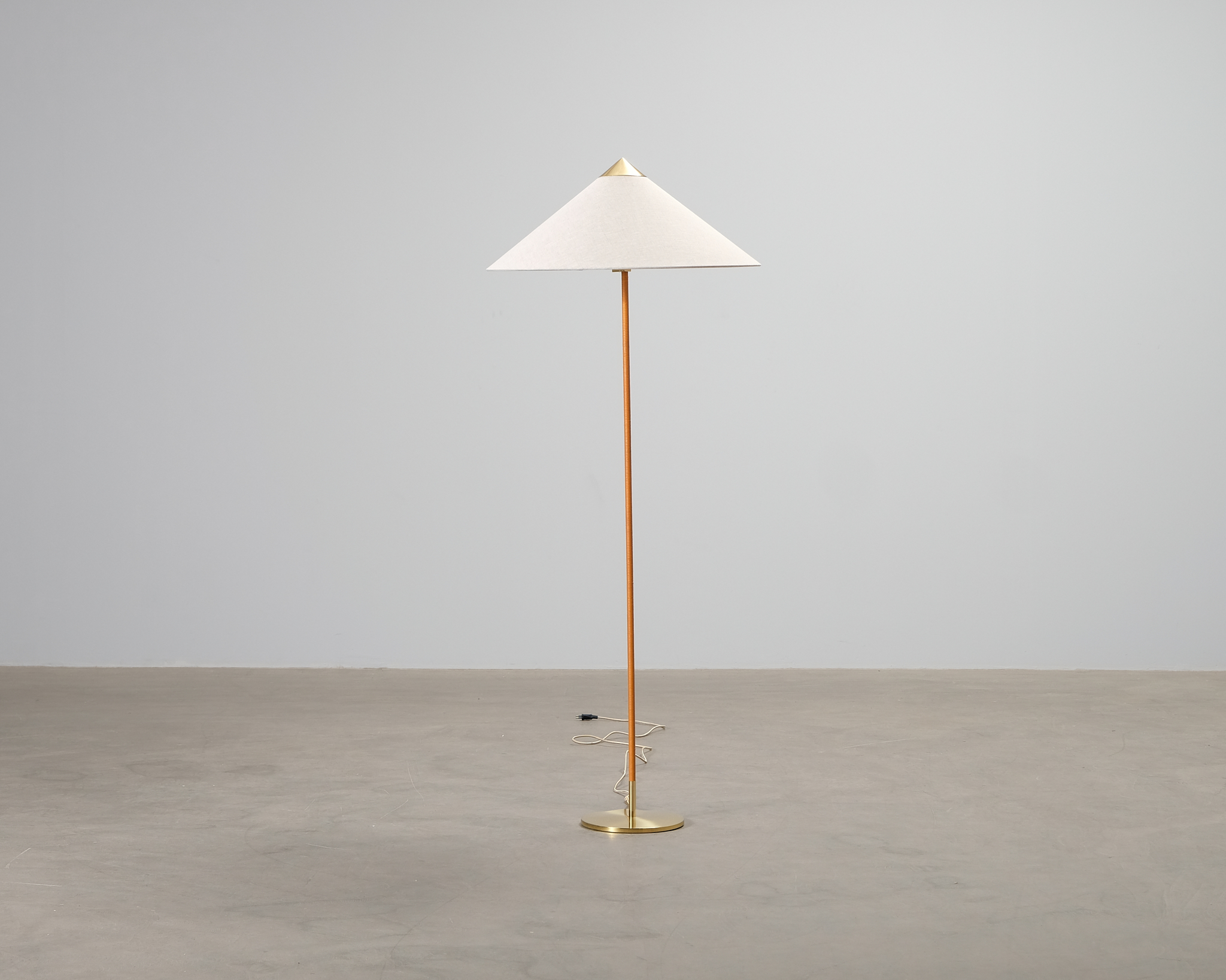 GUBI Tynell 9602 golvlampa canvas / mässing