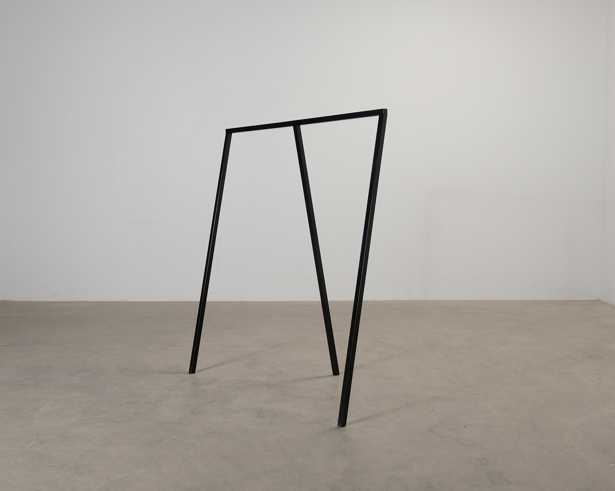 Hay Loop Stand klädhängare svart