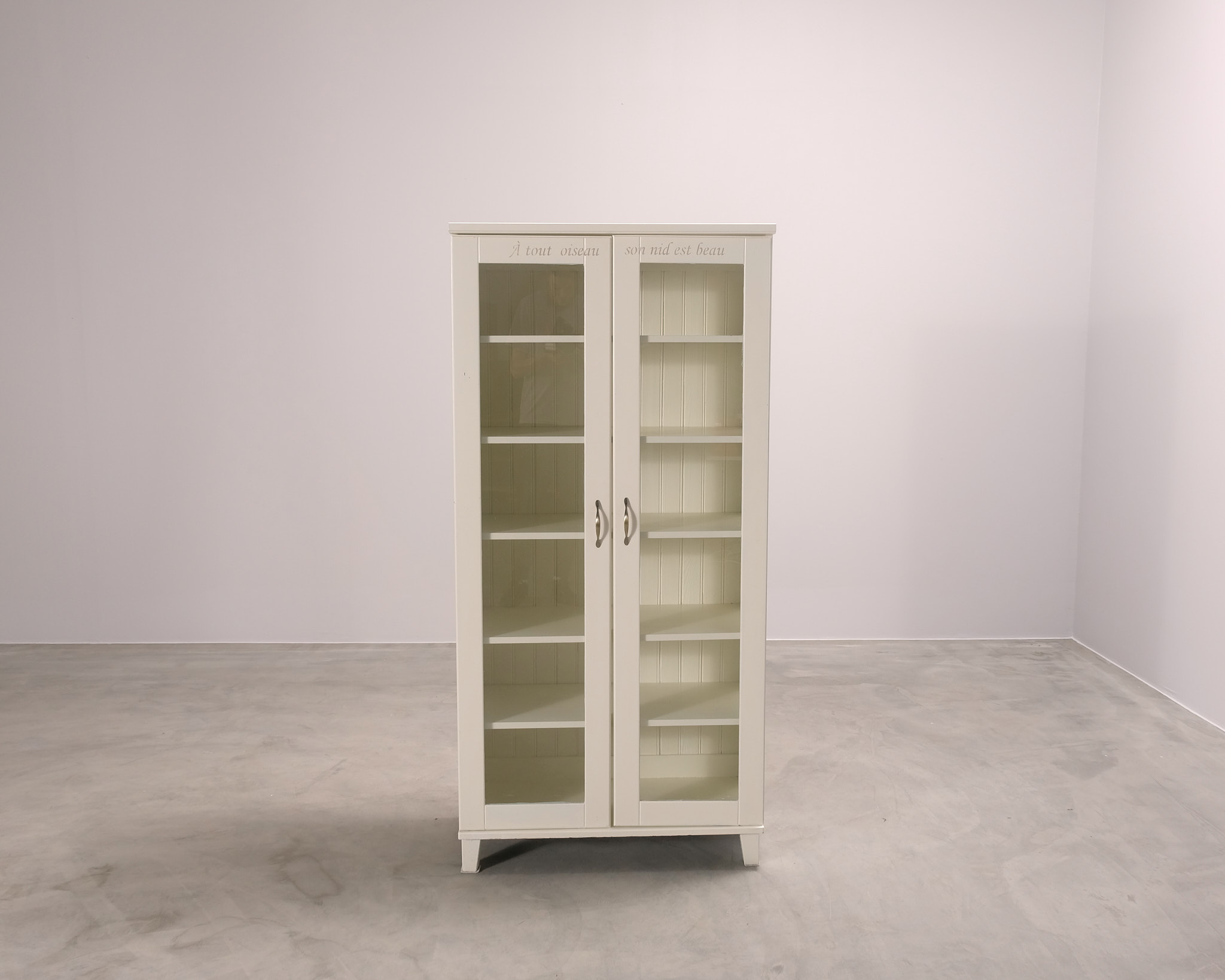 Vitrinskåp i trä vit