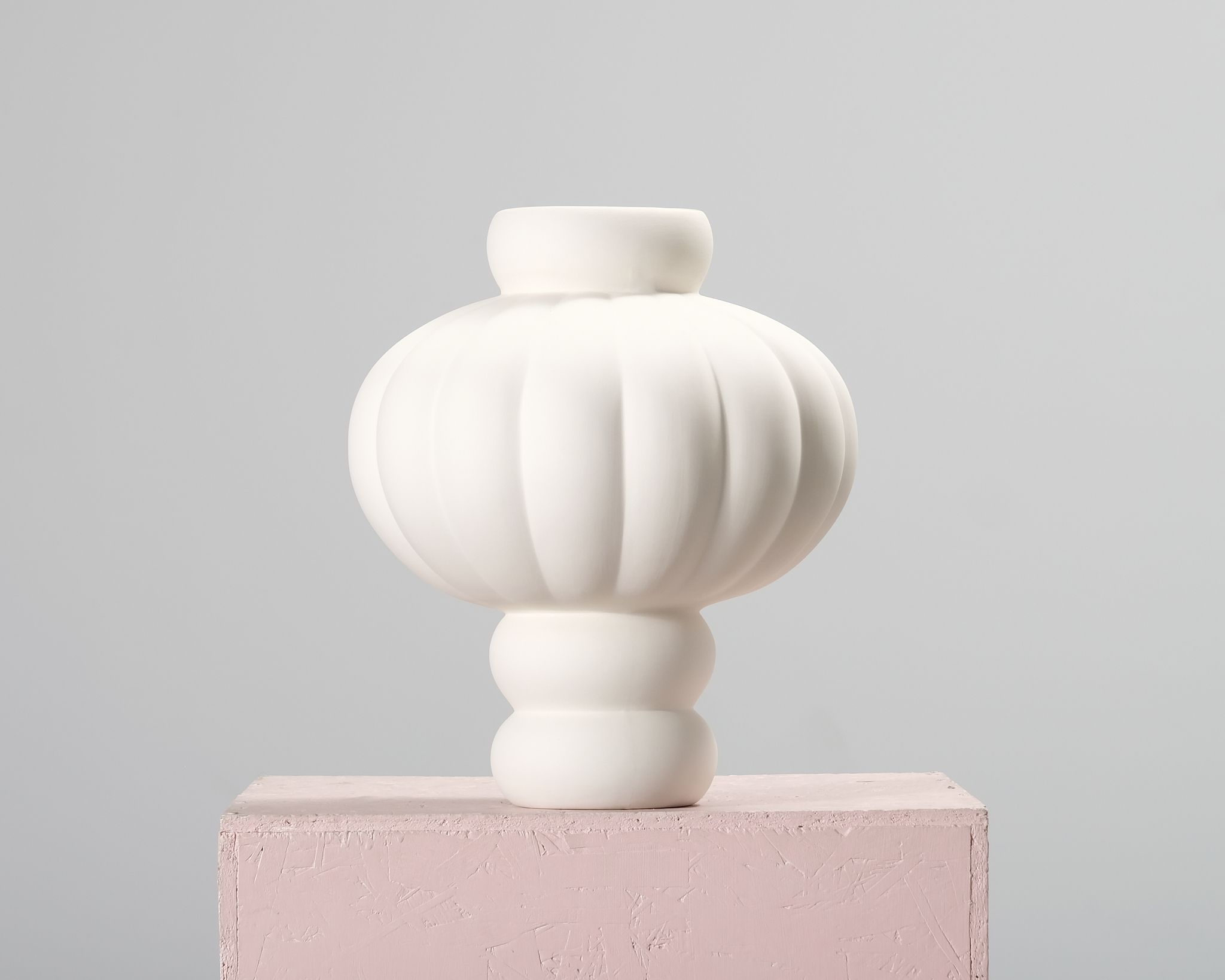 Louise Roe Balloon 03 vas Raw White
