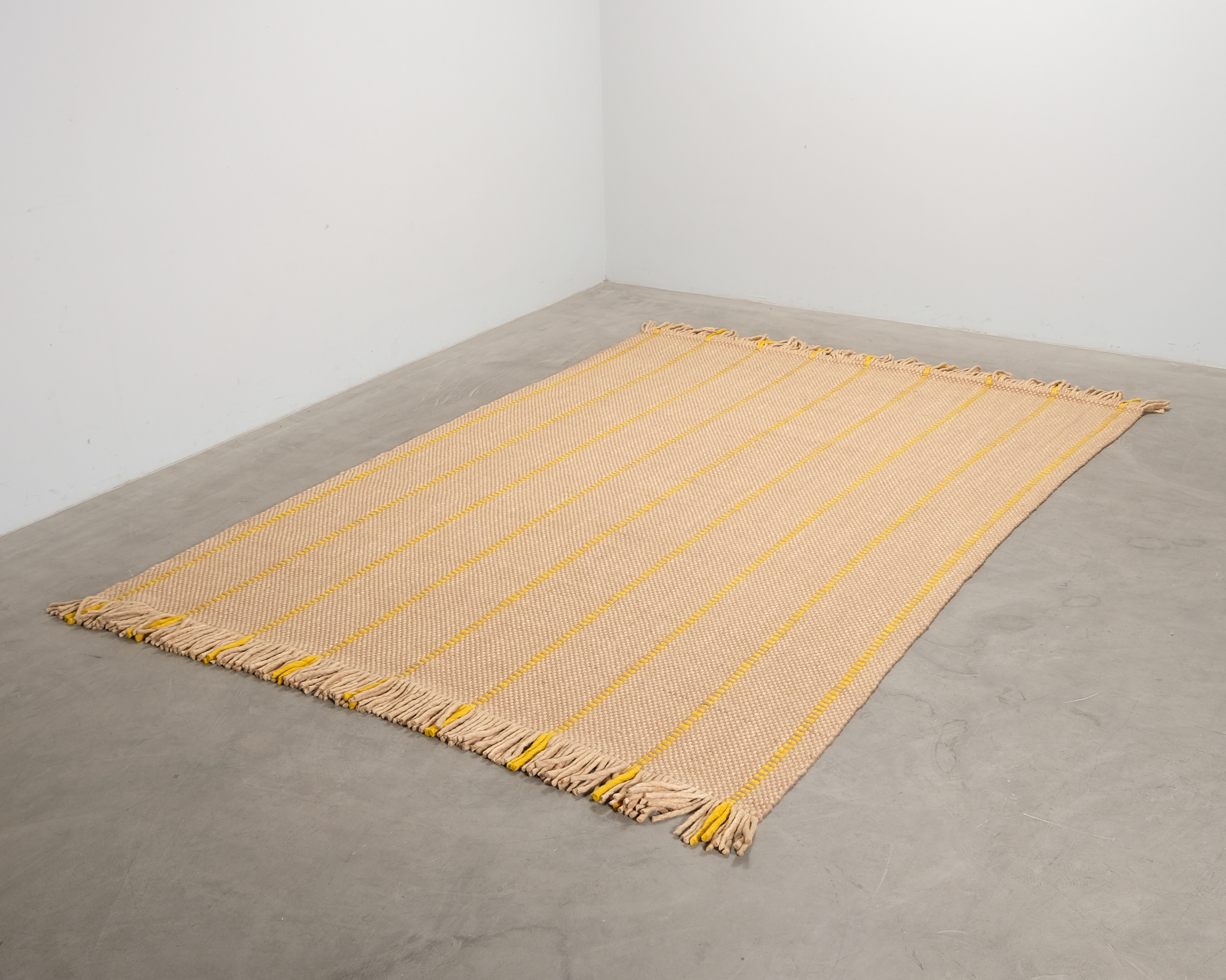 Layered Mass Production ullmatta 250 x 350 cm beige / gul