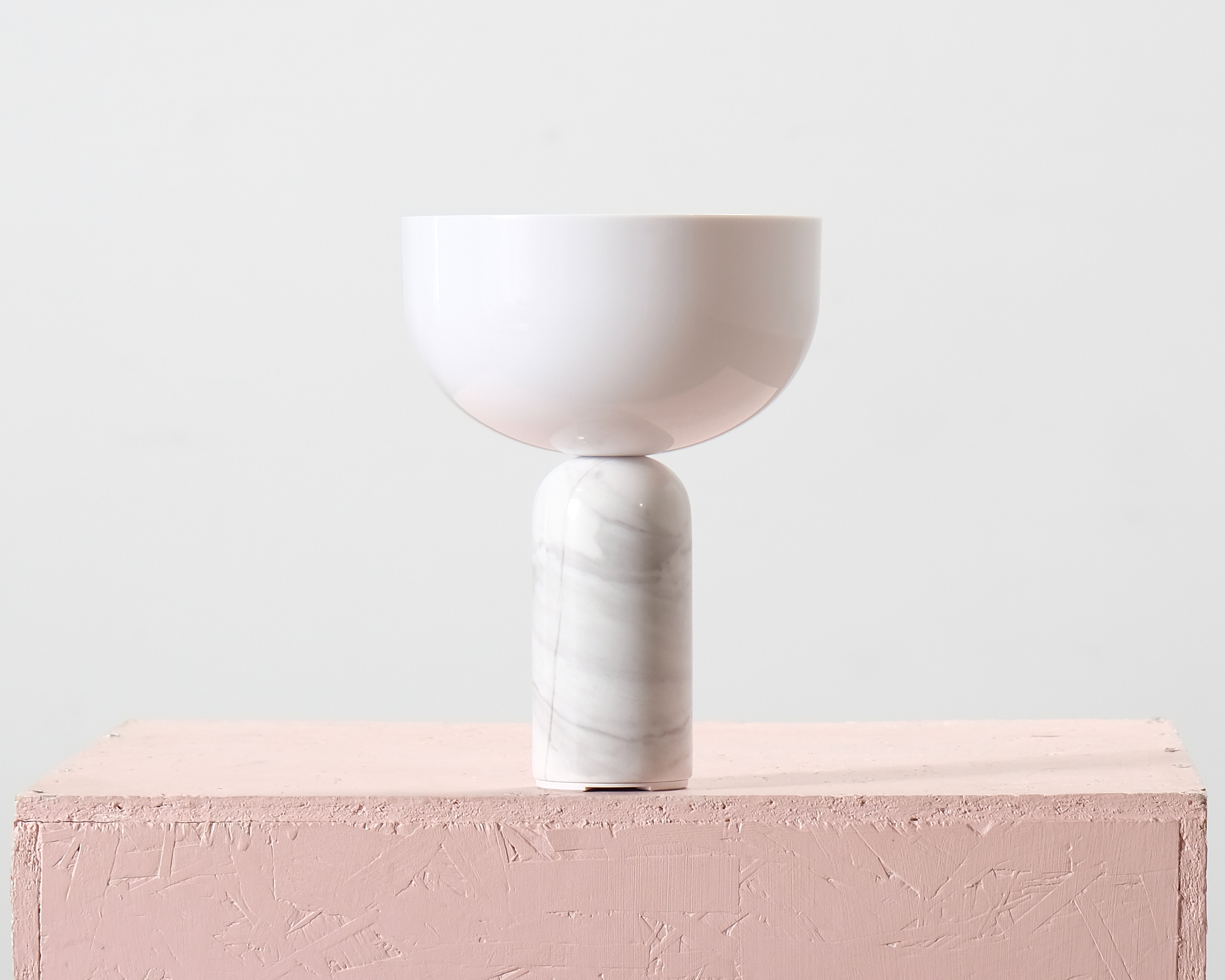 New Works Kizu bärbar bordslampa vit marmor