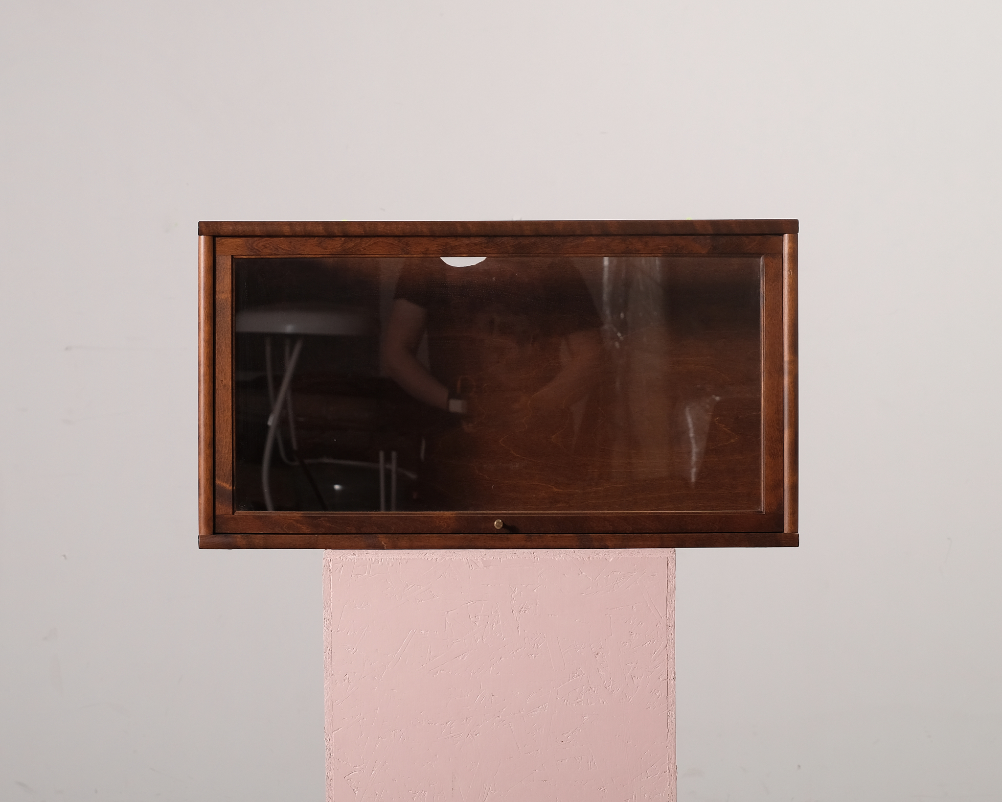 Boknäs vitrin med glasdörr D39